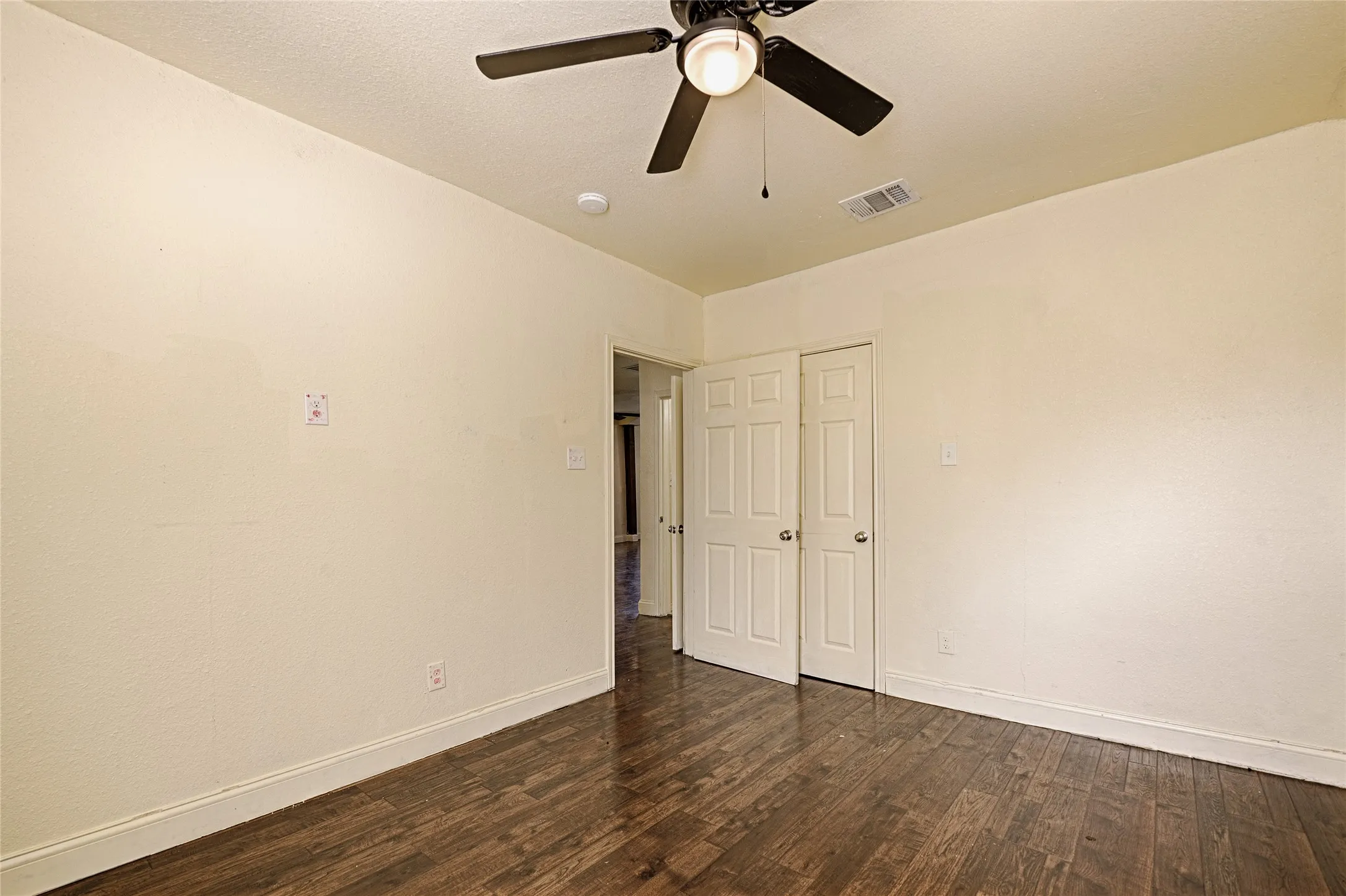 Single Family Residence For Rent in Tarrant County , 4245 Wilson Lane, Fort Worth, Texas 76133, 6 Bedroom, 3 Bathroom, 2 Garage spaces, 2,851 Sqft, built in 1949, mls#21404403, Real Estate Agent in Fort Worth, Homes For Rent in Tarrant county, Homes For Rent in Fort Worth, Realtor in Fort Worth Texas, Real Estate Brokerage Independent Realty Texas, Luminita Cordes Realtor