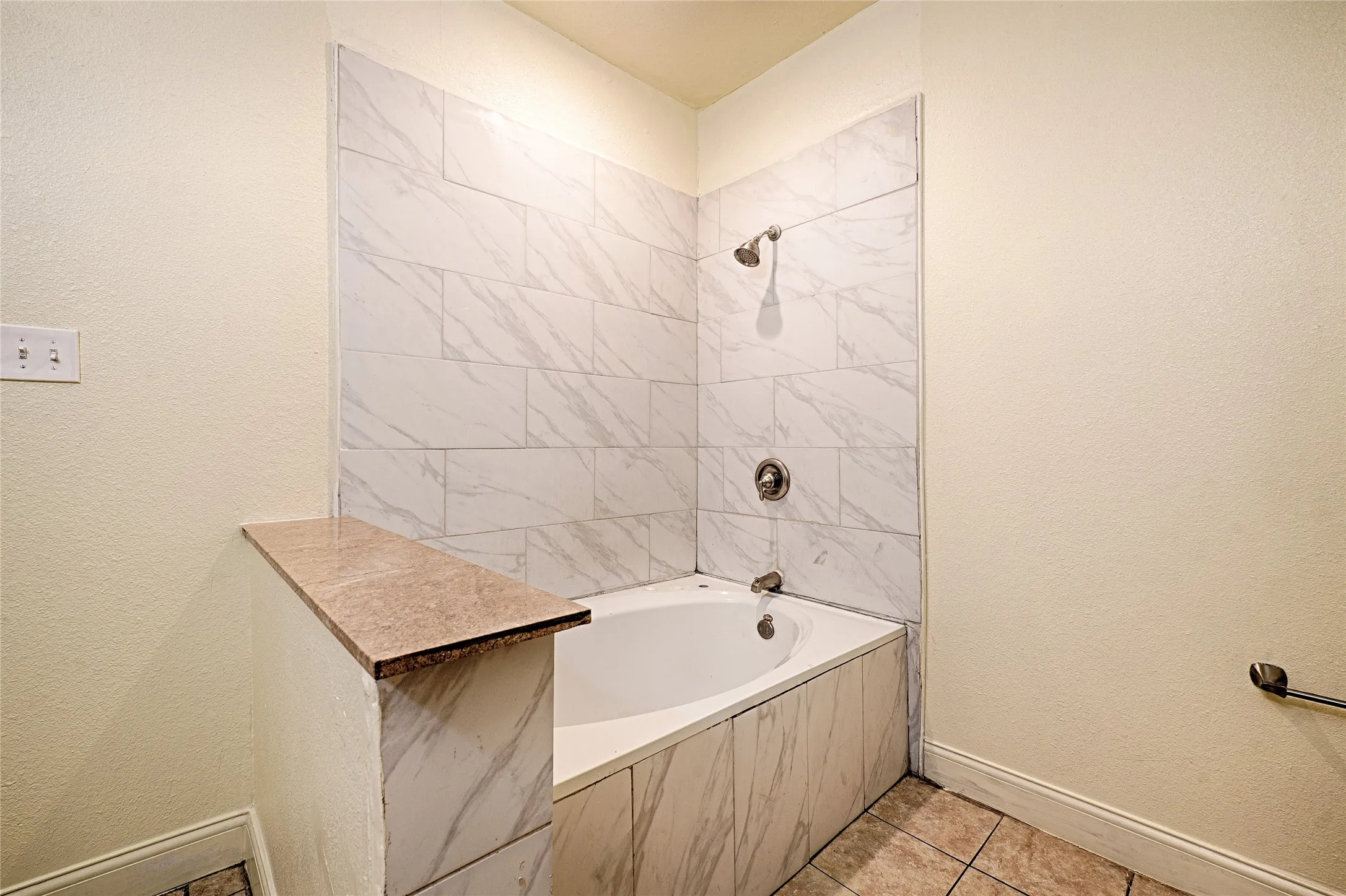 Single Family Residence For Rent in Tarrant County , 4245 Wilson Lane, Fort Worth, Texas 76133, 6 Bedroom, 3 Bathroom, 2 Garage spaces, 2,851 Sqft, built in 1949, mls#21404403, Real Estate Agent in Fort Worth, Homes For Rent in Tarrant county, Homes For Rent in Fort Worth, Realtor in Fort Worth Texas, Real Estate Brokerage Independent Realty Texas, Luminita Cordes Realtor