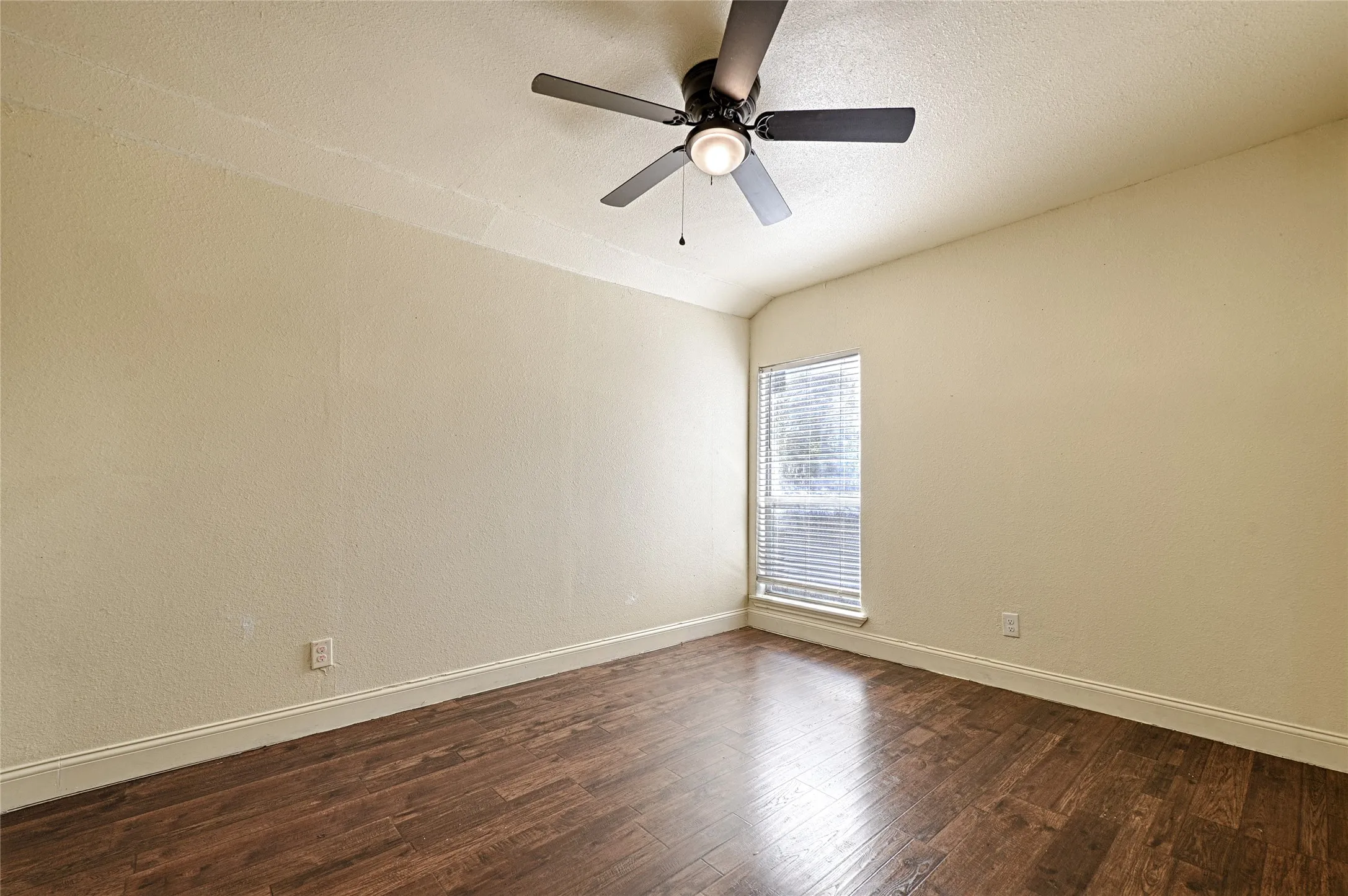 Single Family Residence For Rent in Tarrant County , 4245 Wilson Lane, Fort Worth, Texas 76133, 6 Bedroom, 3 Bathroom, 2 Garage spaces, 2,851 Sqft, built in 1949, mls#21404403, Real Estate Agent in Fort Worth, Homes For Rent in Tarrant county, Homes For Rent in Fort Worth, Realtor in Fort Worth Texas, Real Estate Brokerage Independent Realty Texas, Luminita Cordes Realtor