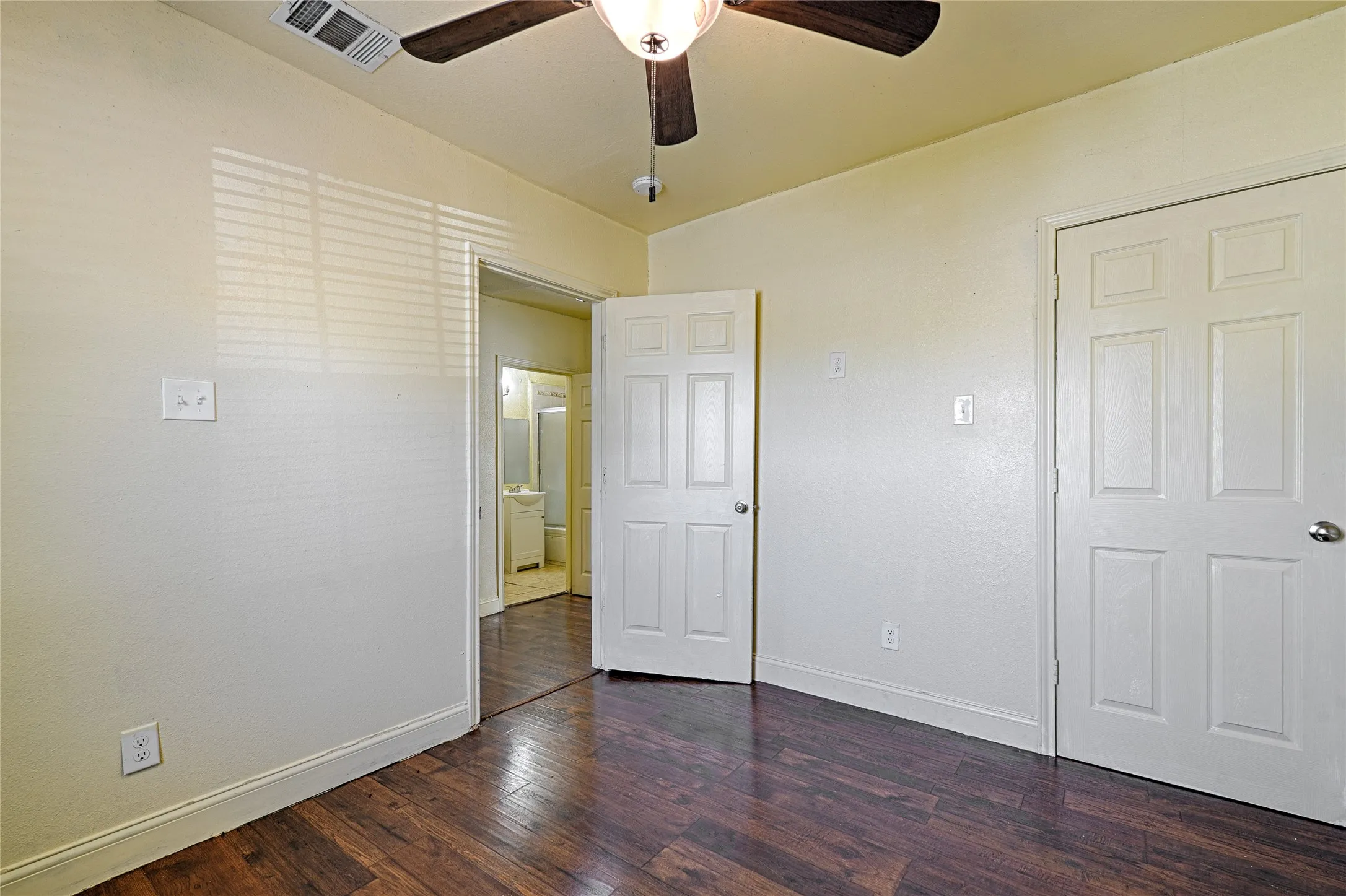 Single Family Residence For Rent in Tarrant County , 4245 Wilson Lane, Fort Worth, Texas 76133, 6 Bedroom, 3 Bathroom, 2 Garage spaces, 2,851 Sqft, built in 1949, mls#21404403, Real Estate Agent in Fort Worth, Homes For Rent in Tarrant county, Homes For Rent in Fort Worth, Realtor in Fort Worth Texas, Real Estate Brokerage Independent Realty Texas, Luminita Cordes Realtor