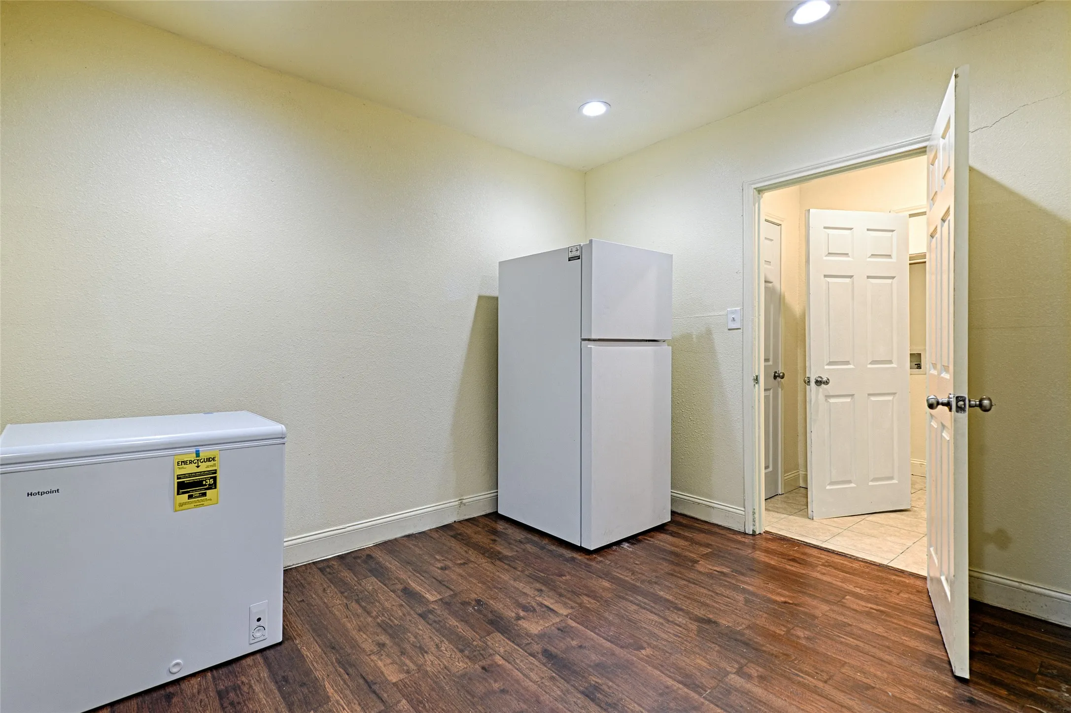 Single Family Residence For Rent in Tarrant County , 4245 Wilson Lane, Fort Worth, Texas 76133, 6 Bedroom, 3 Bathroom, 2 Garage spaces, 2,851 Sqft, built in 1949, mls#21404403, Real Estate Agent in Fort Worth, Homes For Rent in Tarrant county, Homes For Rent in Fort Worth, Realtor in Fort Worth Texas, Real Estate Brokerage Independent Realty Texas, Luminita Cordes Realtor