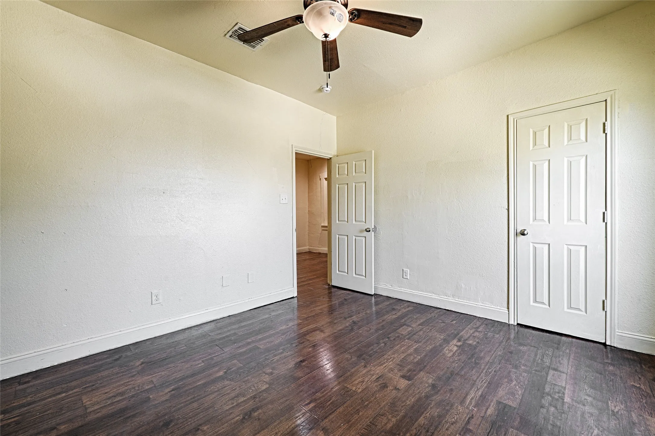 Single Family Residence For Rent in Tarrant County , 4245 Wilson Lane, Fort Worth, Texas 76133, 6 Bedroom, 3 Bathroom, 2 Garage spaces, 2,851 Sqft, built in 1949, mls#21404403, Real Estate Agent in Fort Worth, Homes For Rent in Tarrant county, Homes For Rent in Fort Worth, Realtor in Fort Worth Texas, Real Estate Brokerage Independent Realty Texas, Luminita Cordes Realtor