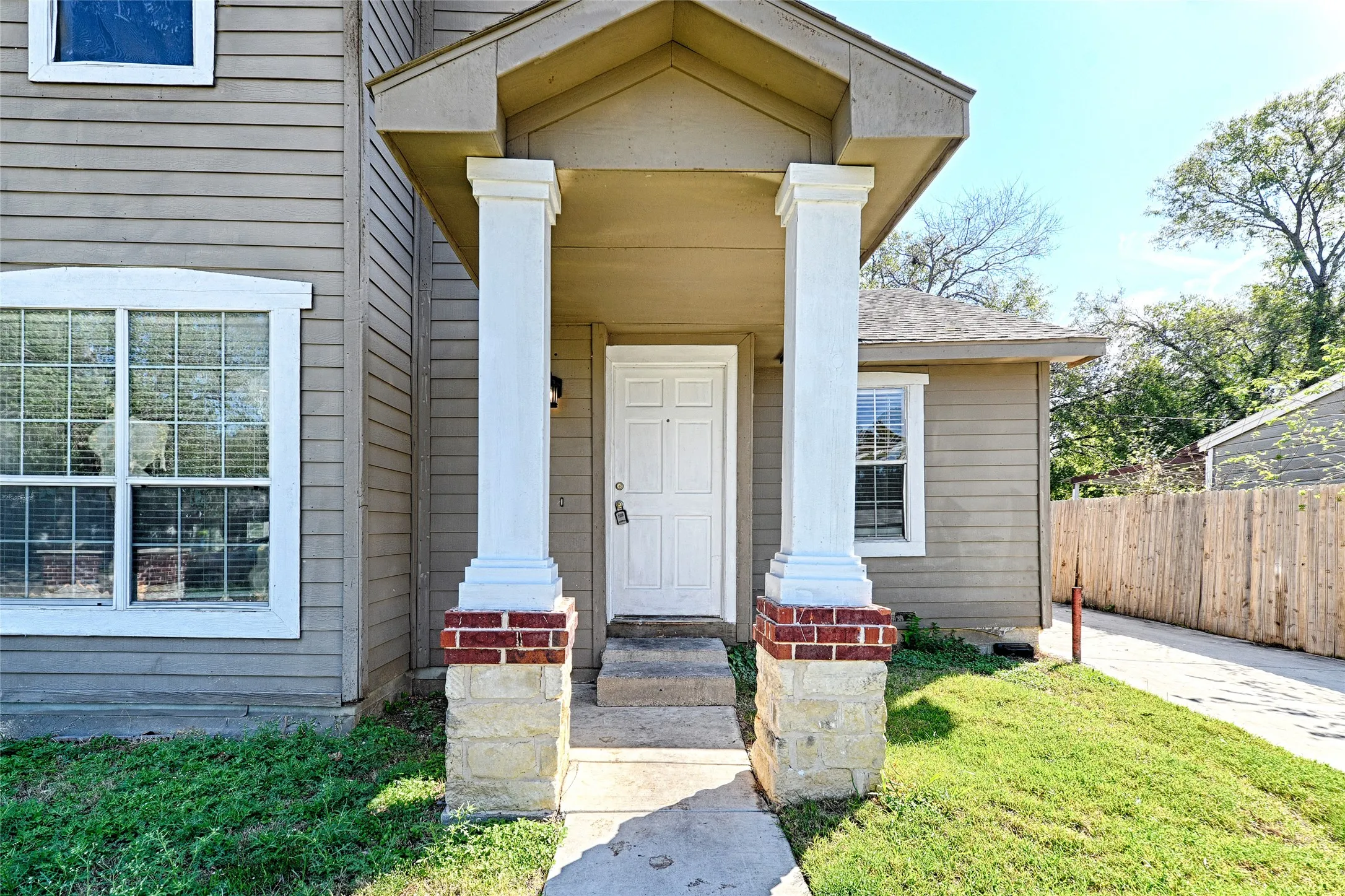 Single Family Residence For Rent in Tarrant County , 4245 Wilson Lane, Fort Worth, Texas 76133, 6 Bedroom, 3 Bathroom, 2 Garage spaces, 2,851 Sqft, built in 1949, mls#21404403, Real Estate Agent in Fort Worth, Homes For Rent in Tarrant county, Homes For Rent in Fort Worth, Realtor in Fort Worth Texas, Real Estate Brokerage Independent Realty Texas, Luminita Cordes Realtor