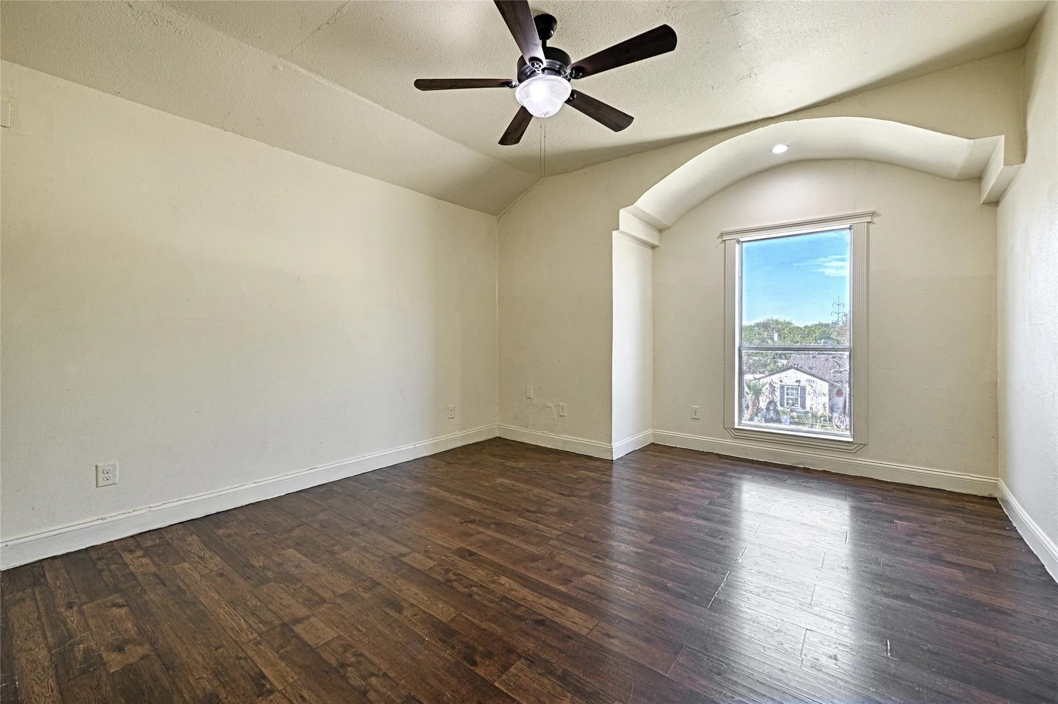 Single Family Residence For Rent in Tarrant County , 4245 Wilson Lane, Fort Worth, Texas 76133, 6 Bedroom, 3 Bathroom, 2 Garage spaces, 2,851 Sqft, built in 1949, mls#21404403, Real Estate Agent in Fort Worth, Homes For Rent in Tarrant county, Homes For Rent in Fort Worth, Realtor in Fort Worth Texas, Real Estate Brokerage Independent Realty Texas, Luminita Cordes Realtor