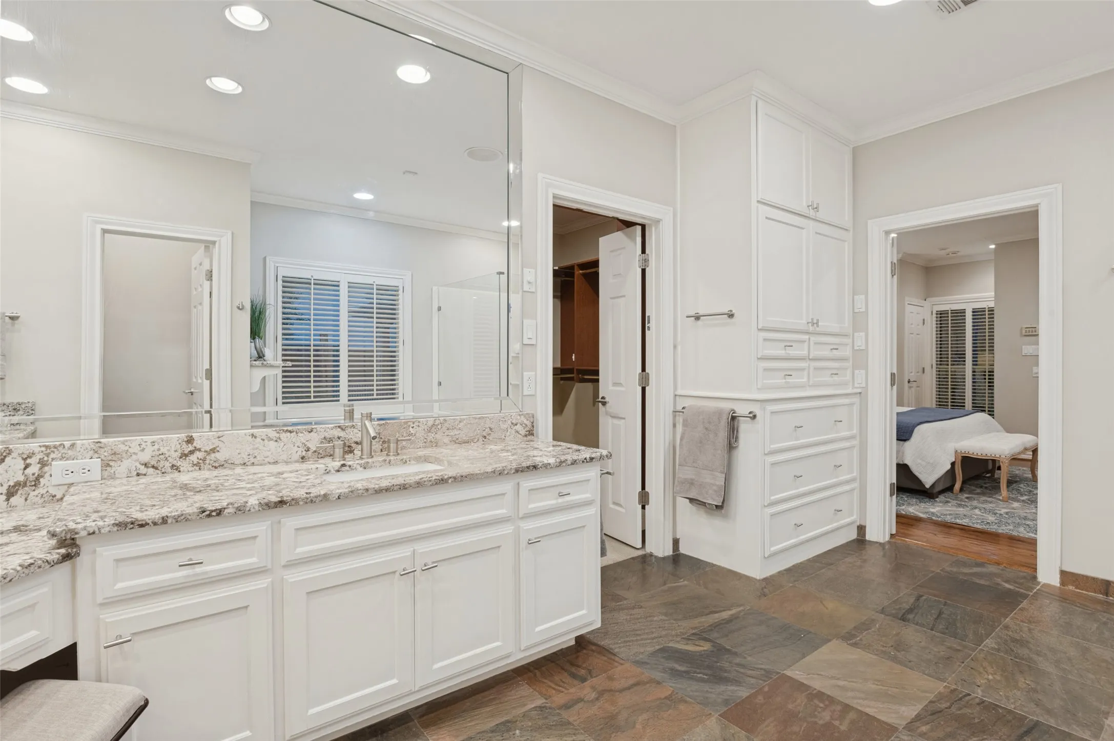 Single Family Residence For Sale in Tarrant County , 6617 Pine Valley Place, Fort Worth, Texas 76132, 4 Bedroom, 5 Bathroom, 2 Garage spaces, 3,553 Sqft, built in 1994, mls#21405865, Real Estate Agent in Fort Worth, Homes For Sale in Tarrant county, Homes For Sale in Fort Worth, Realtor in Fort Worth Texas, Real Estate Brokerage Independent Realty Texas, Luminita Cordes Realtor
