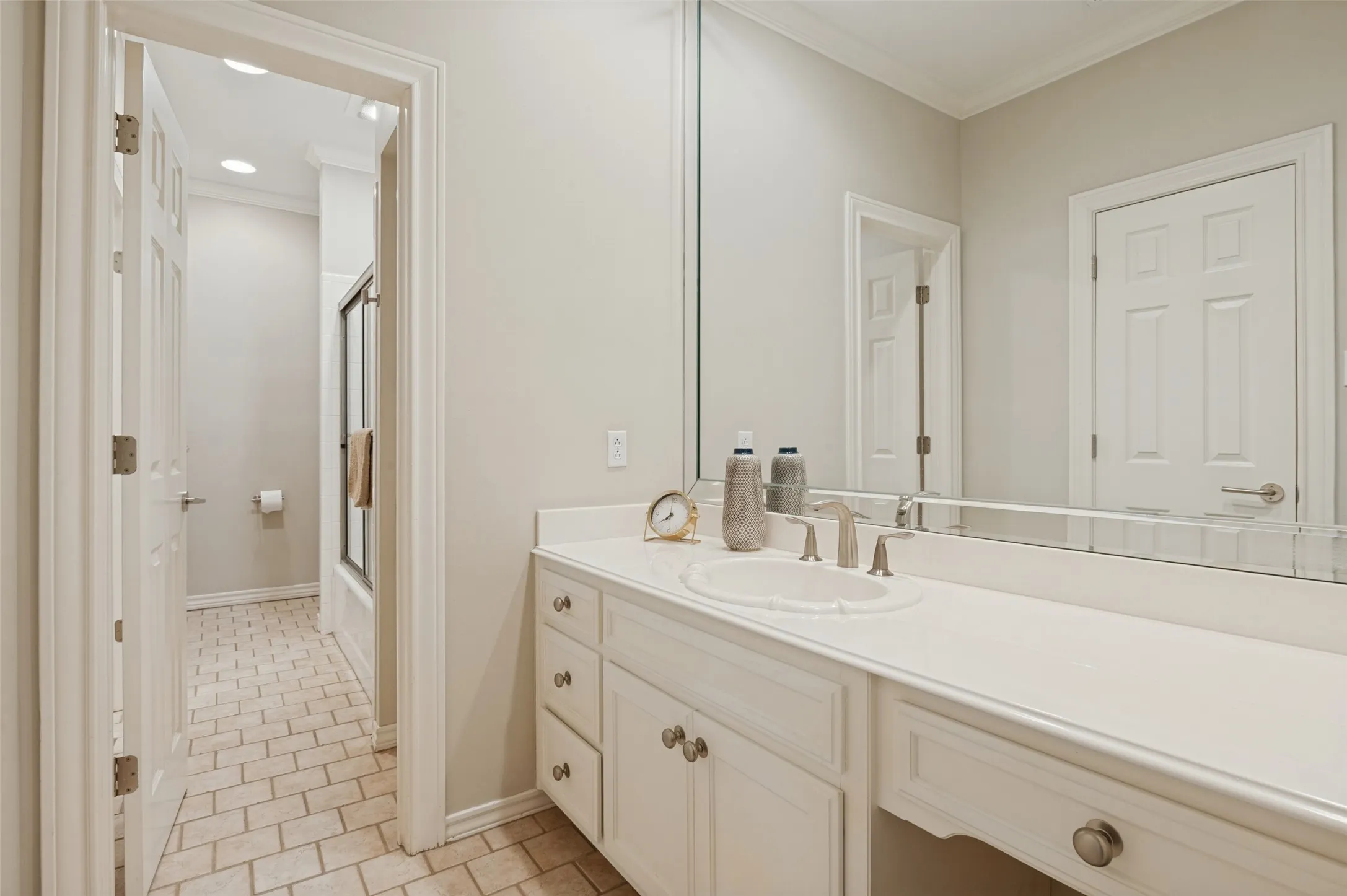 Ensuite guest bath