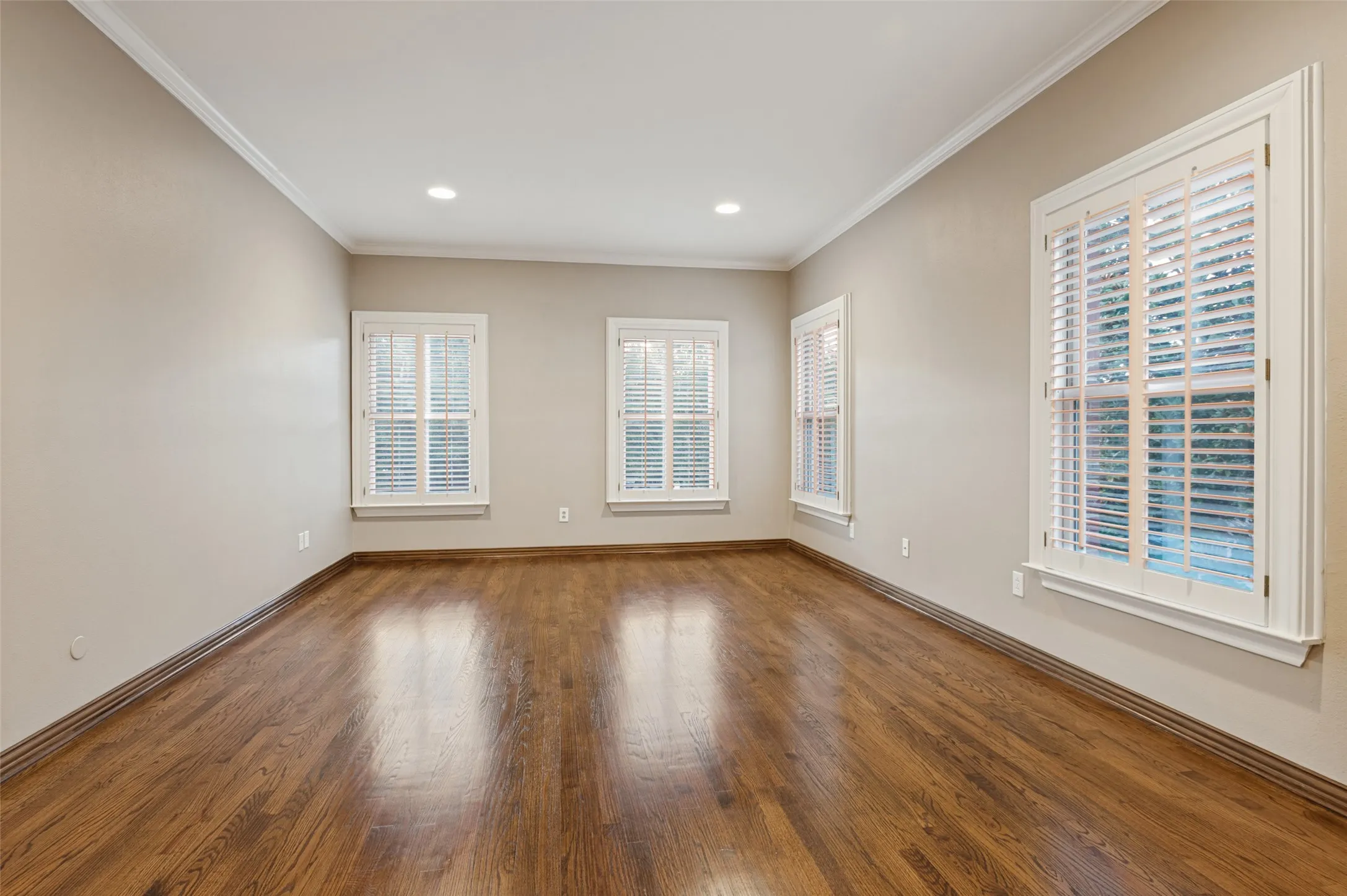 Upstairs large Bedroom