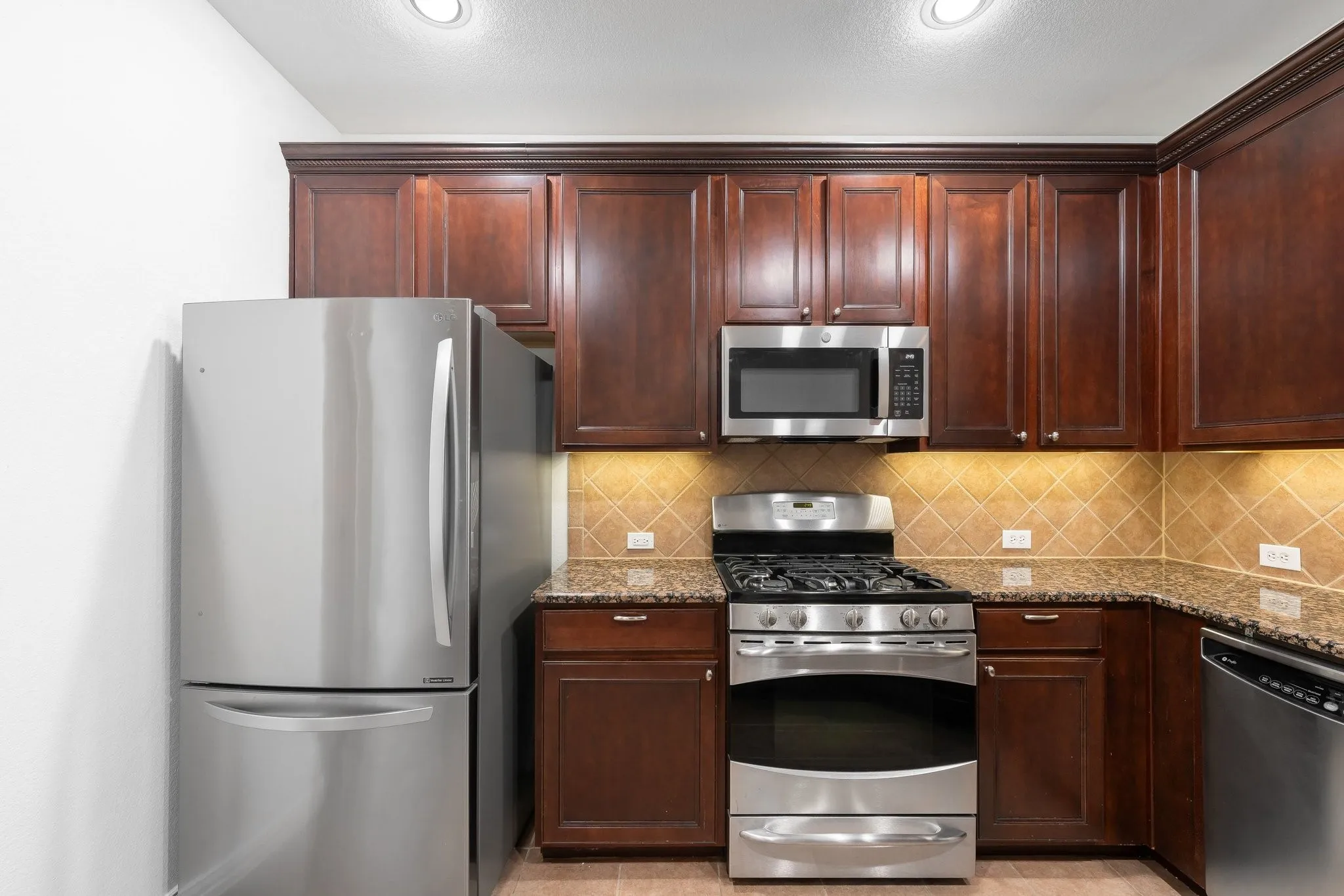 42" cabinets and a large walk-in pantry.