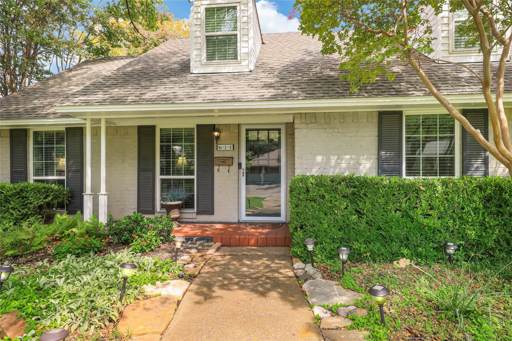 Welcome Home!  One block walking distance to Heights Park! Close to library, city hall and main post office! Ideal location in Richardson School District!