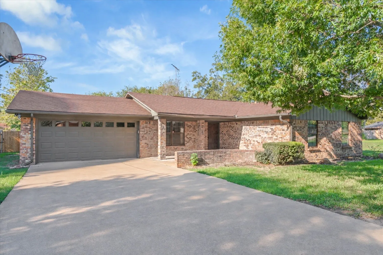 Single Family Residence For Sale in Van Zandt County , 322 Juanita Avenue, Wills Point, Texas 75169, 4 Bedroom, 2 Bathroom, 2 Garage spaces, 1,739 Sqft, built in 1979, mls#21408728, Real Estate Agent in Wills Point, Homes For Sale in Van Zandt county, Homes For Sale in Wills Point, Realtor in Wills Point Texas, Real Estate Brokerage Independent Realty Texas, Luminita Cordes Realtor