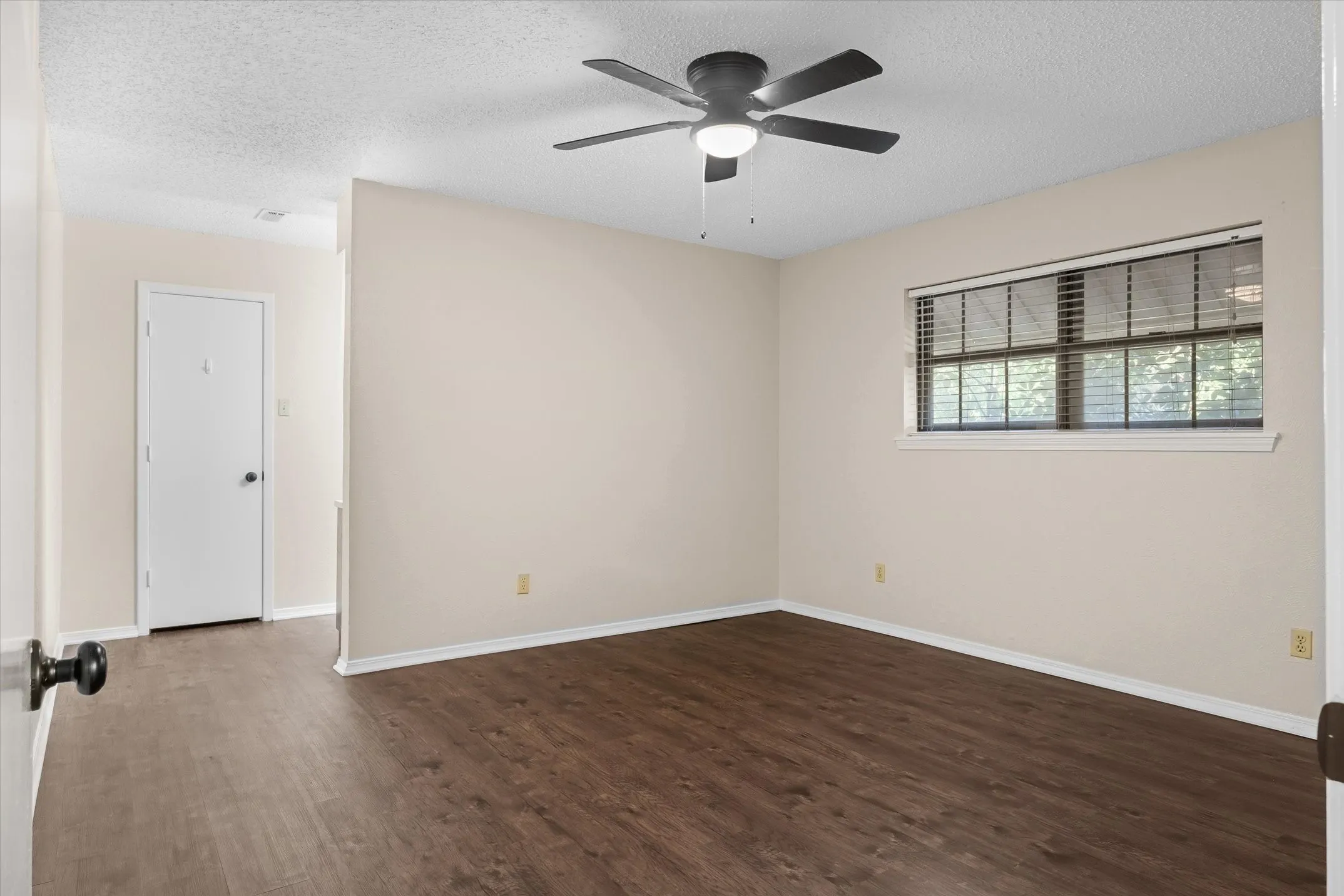 Large primary with dual closets and sep vanity and ensuite bathroom