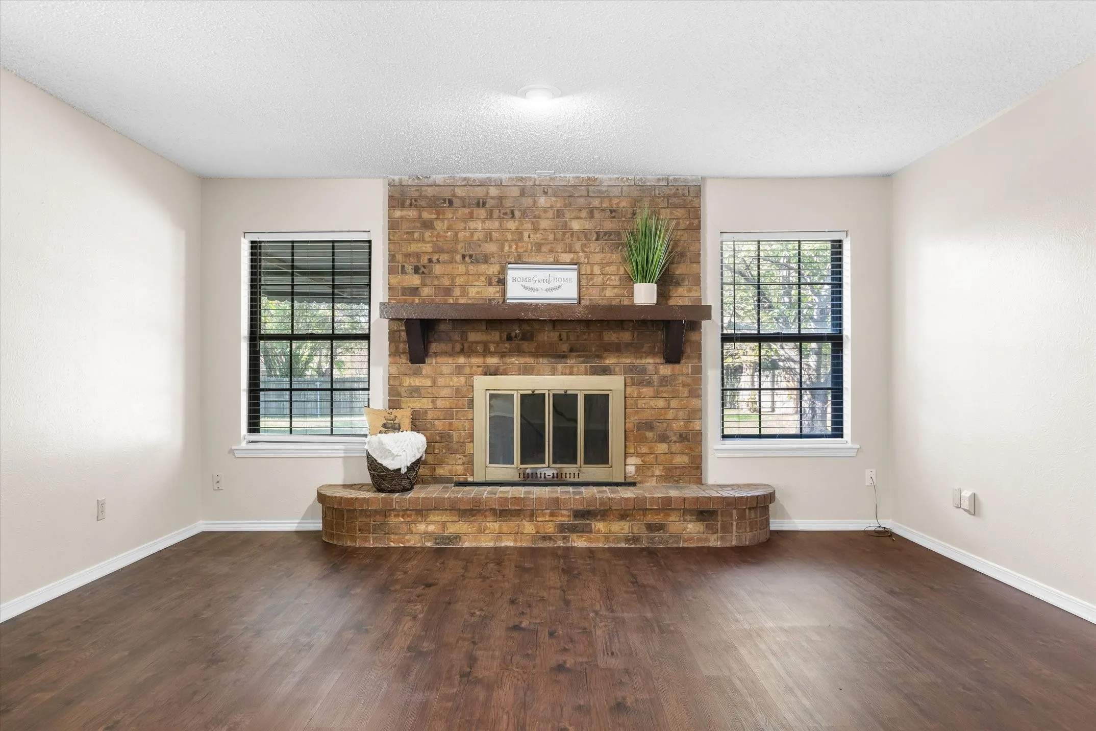 Single Family Residence For Sale in Van Zandt County , 322 Juanita Avenue, Wills Point, Texas 75169, 4 Bedroom, 2 Bathroom, 2 Garage spaces, 1,739 Sqft, built in 1979, mls#21408728, Real Estate Agent in Wills Point, Homes For Sale in Van Zandt county, Homes For Sale in Wills Point, Realtor in Wills Point Texas, Real Estate Brokerage Independent Realty Texas, Luminita Cordes Realtor