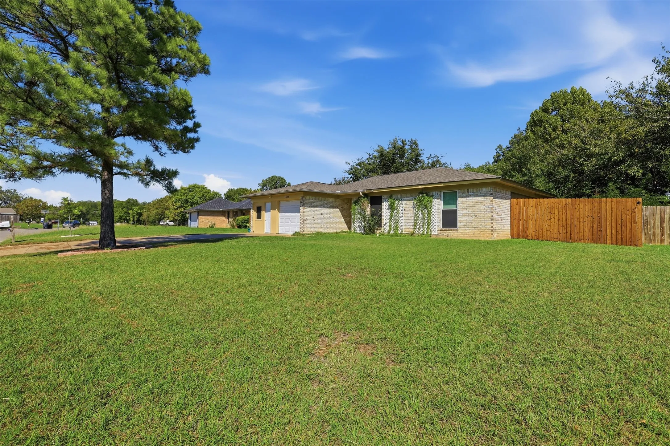 Single Family Residence For Sale in Johnson County , 1309 Berry Drive, Cleburne, Texas 76033, 4 Bedroom, 2 Bathroom, 1 Garage spaces, 1,483 Sqft, built in 1983, mls#21408737, Real Estate Agent in Cleburne, Homes For Sale in Johnson county, Homes For Sale in Cleburne, Realtor in Cleburne Texas, Real Estate Brokerage Independent Realty Texas, Luminita Cordes Realtor