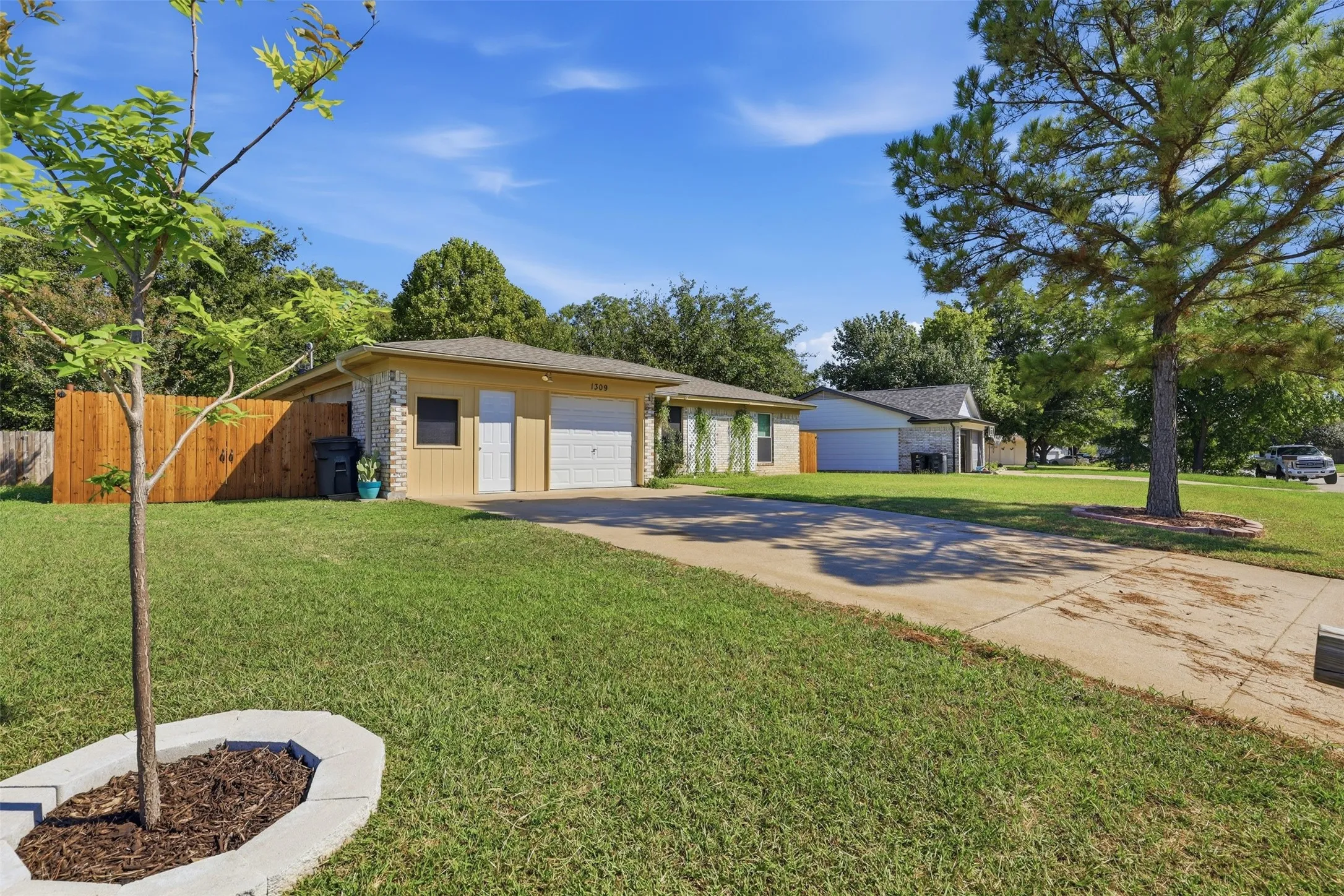 Single Family Residence For Sale in Johnson County , 1309 Berry Drive, Cleburne, Texas 76033, 4 Bedroom, 2 Bathroom, 1 Garage spaces, 1,483 Sqft, built in 1983, mls#21408737, Real Estate Agent in Cleburne, Homes For Sale in Johnson county, Homes For Sale in Cleburne, Realtor in Cleburne Texas, Real Estate Brokerage Independent Realty Texas, Luminita Cordes Realtor