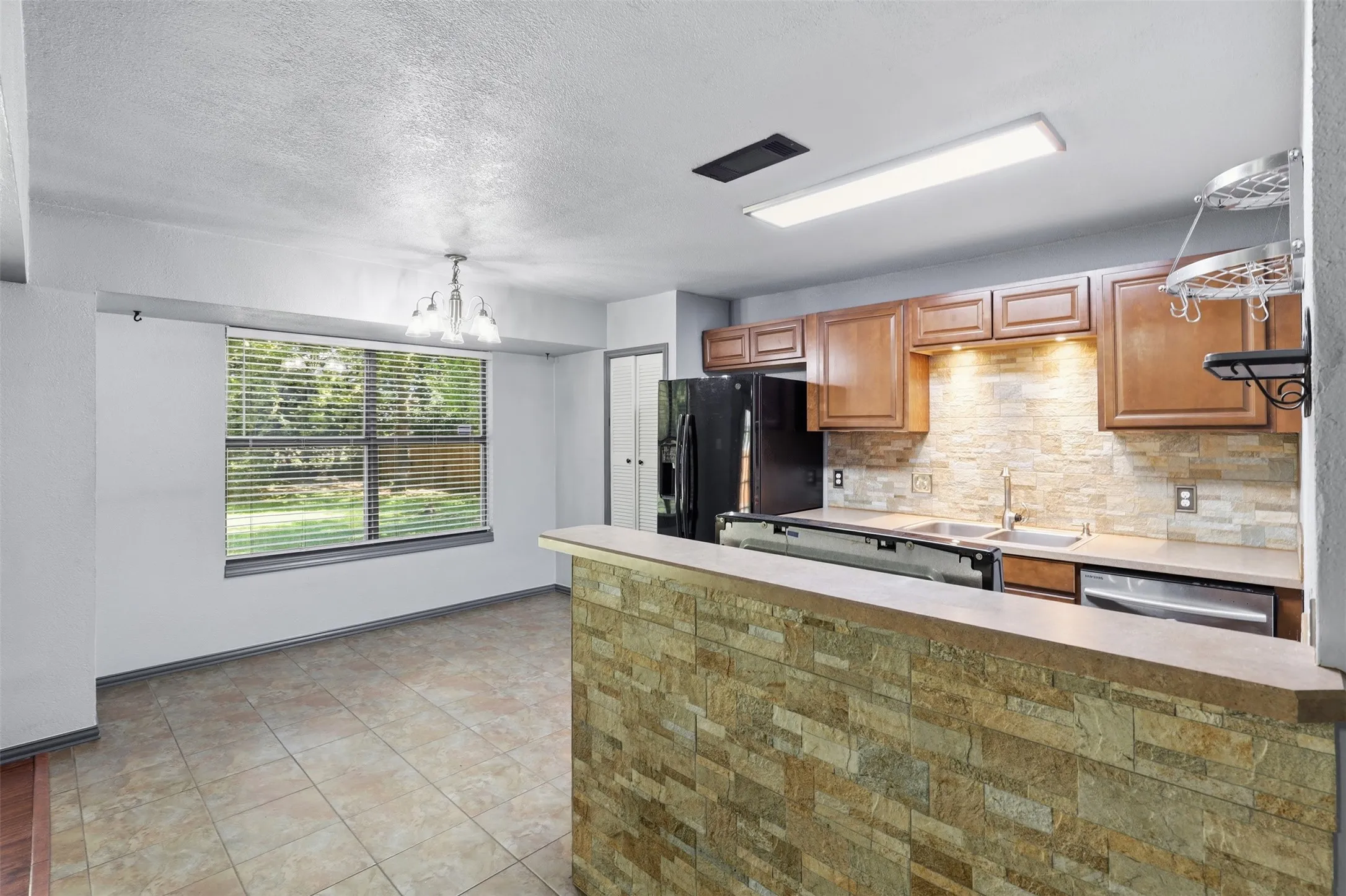 Single Family Residence For Sale in Johnson County , 1309 Berry Drive, Cleburne, Texas 76033, 4 Bedroom, 2 Bathroom, 1 Garage spaces, 1,483 Sqft, built in 1983, mls#21408737, Real Estate Agent in Cleburne, Homes For Sale in Johnson county, Homes For Sale in Cleburne, Realtor in Cleburne Texas, Real Estate Brokerage Independent Realty Texas, Luminita Cordes Realtor