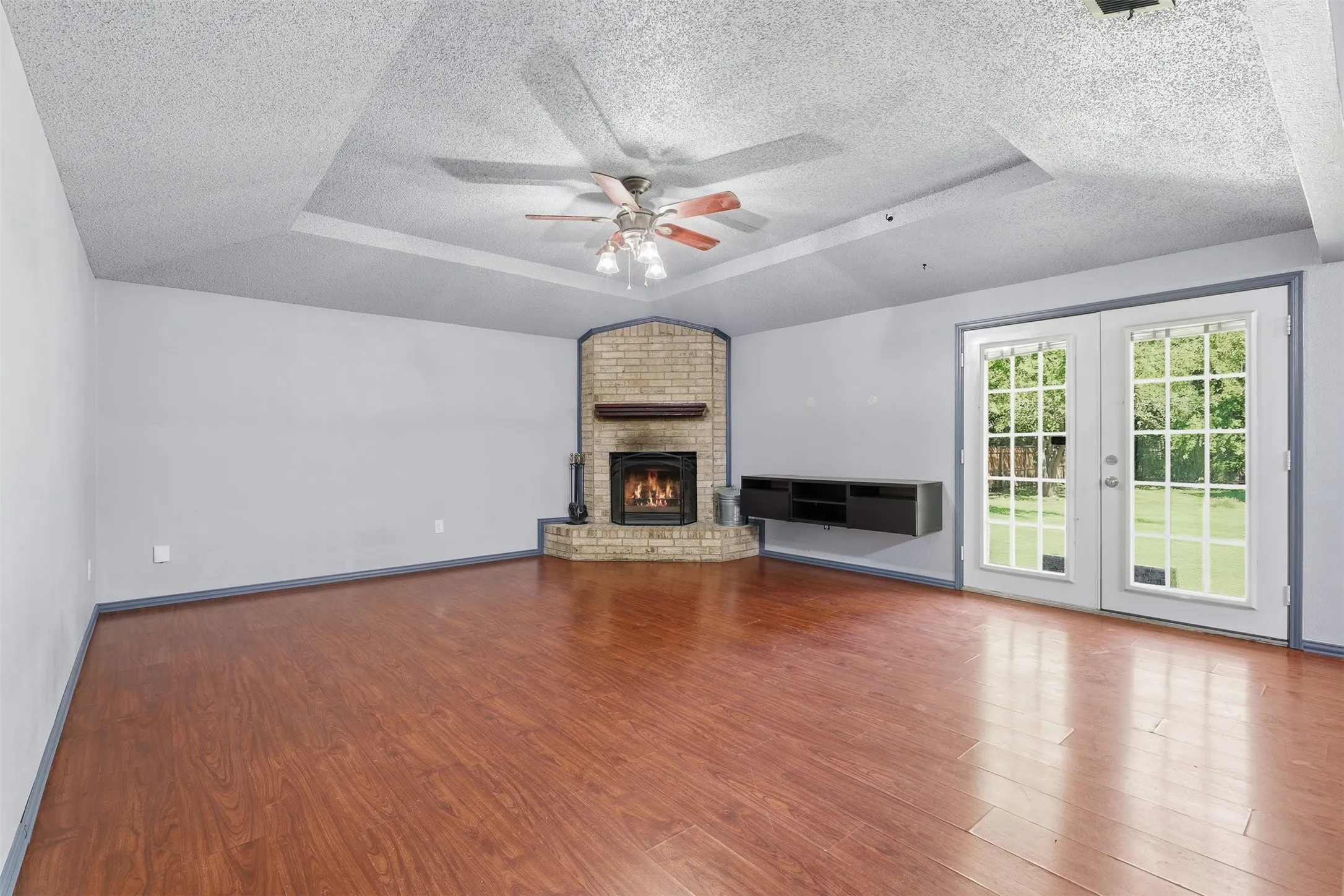 Single Family Residence For Sale in Johnson County , 1309 Berry Drive, Cleburne, Texas 76033, 4 Bedroom, 2 Bathroom, 1 Garage spaces, 1,483 Sqft, built in 1983, mls#21408737, Real Estate Agent in Cleburne, Homes For Sale in Johnson county, Homes For Sale in Cleburne, Realtor in Cleburne Texas, Real Estate Brokerage Independent Realty Texas, Luminita Cordes Realtor