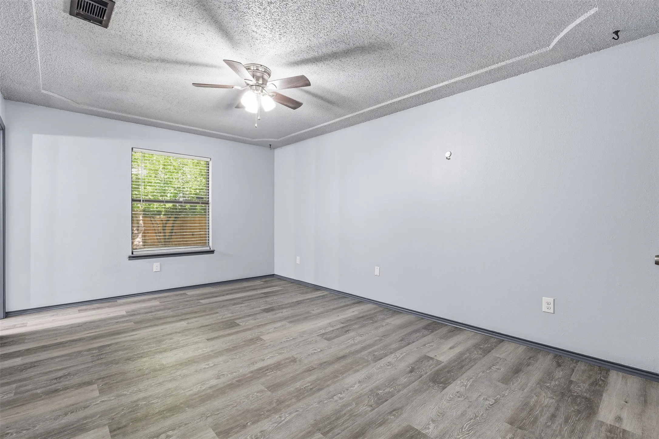 Single Family Residence For Sale in Johnson County , 1309 Berry Drive, Cleburne, Texas 76033, 4 Bedroom, 2 Bathroom, 1 Garage spaces, 1,483 Sqft, built in 1983, mls#21408737, Real Estate Agent in Cleburne, Homes For Sale in Johnson county, Homes For Sale in Cleburne, Realtor in Cleburne Texas, Real Estate Brokerage Independent Realty Texas, Luminita Cordes Realtor