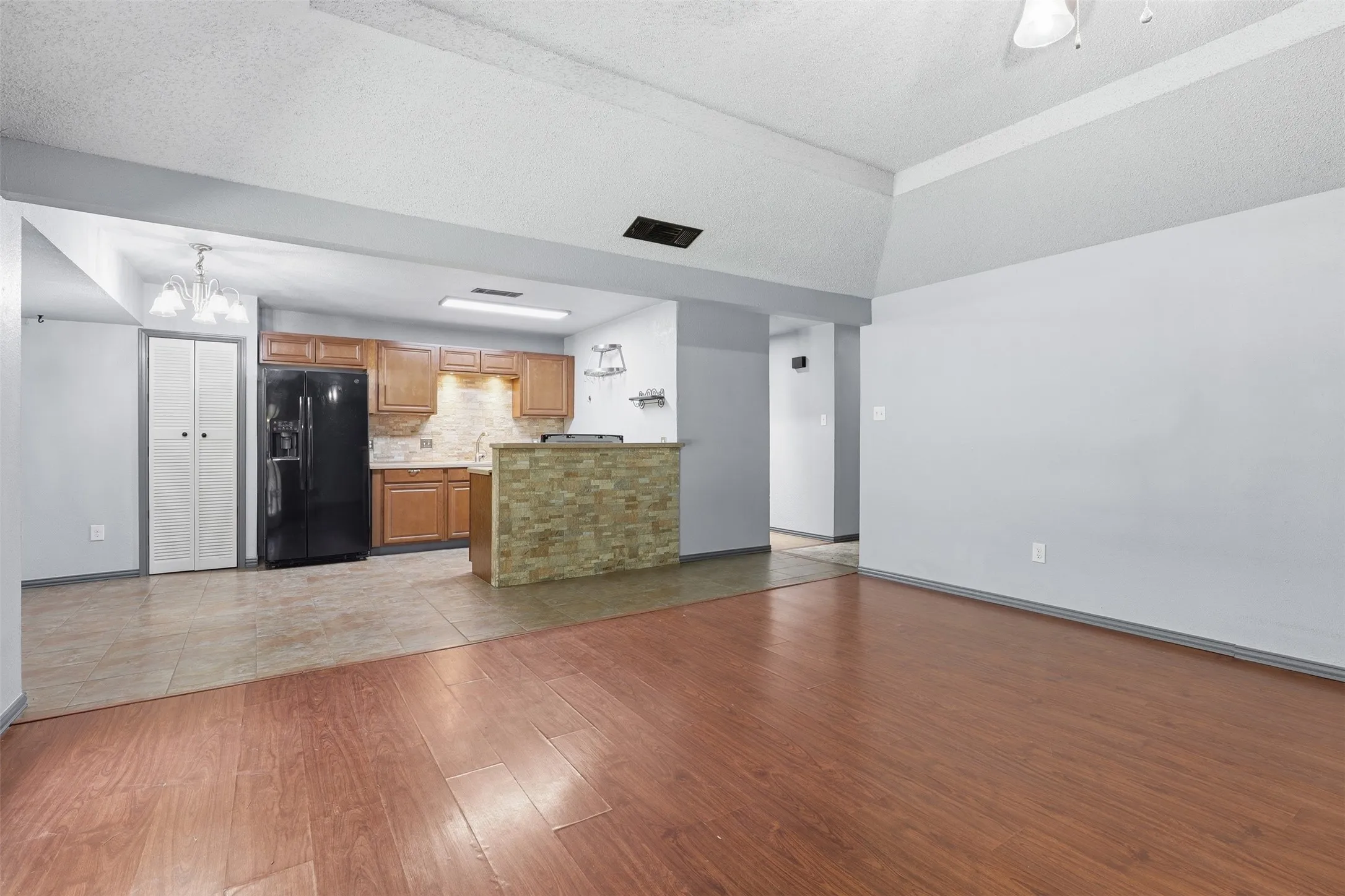 Single Family Residence For Sale in Johnson County , 1309 Berry Drive, Cleburne, Texas 76033, 4 Bedroom, 2 Bathroom, 1 Garage spaces, 1,483 Sqft, built in 1983, mls#21408737, Real Estate Agent in Cleburne, Homes For Sale in Johnson county, Homes For Sale in Cleburne, Realtor in Cleburne Texas, Real Estate Brokerage Independent Realty Texas, Luminita Cordes Realtor