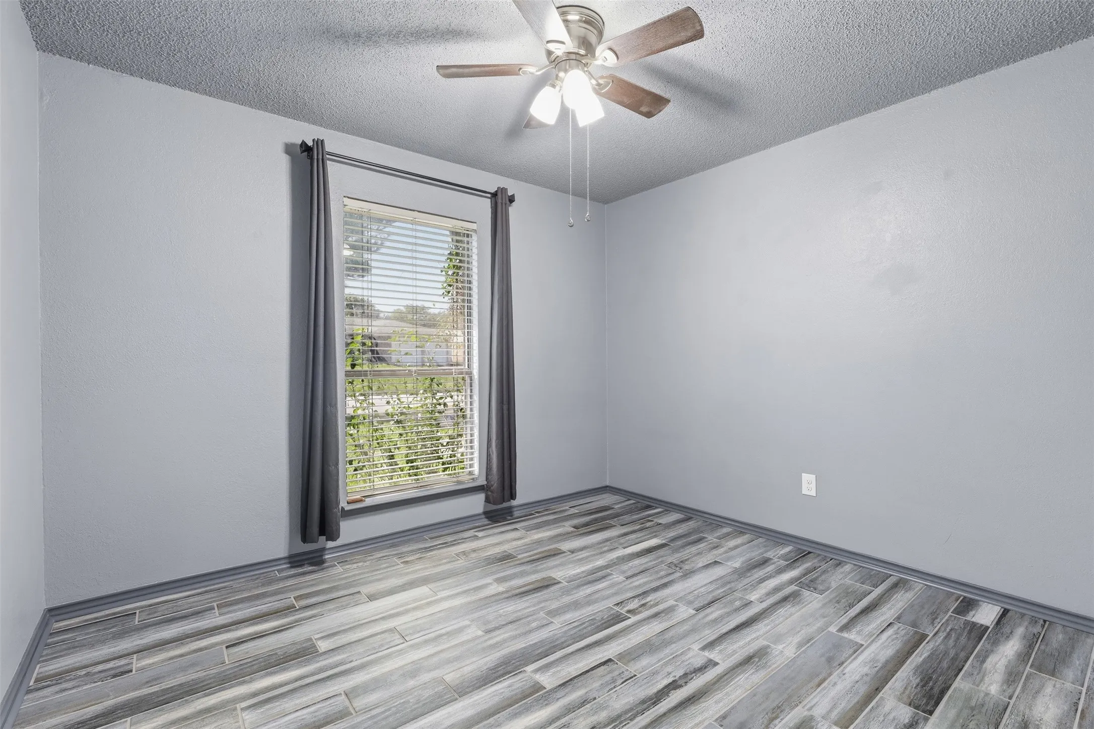 Single Family Residence For Sale in Johnson County , 1309 Berry Drive, Cleburne, Texas 76033, 4 Bedroom, 2 Bathroom, 1 Garage spaces, 1,483 Sqft, built in 1983, mls#21408737, Real Estate Agent in Cleburne, Homes For Sale in Johnson county, Homes For Sale in Cleburne, Realtor in Cleburne Texas, Real Estate Brokerage Independent Realty Texas, Luminita Cordes Realtor