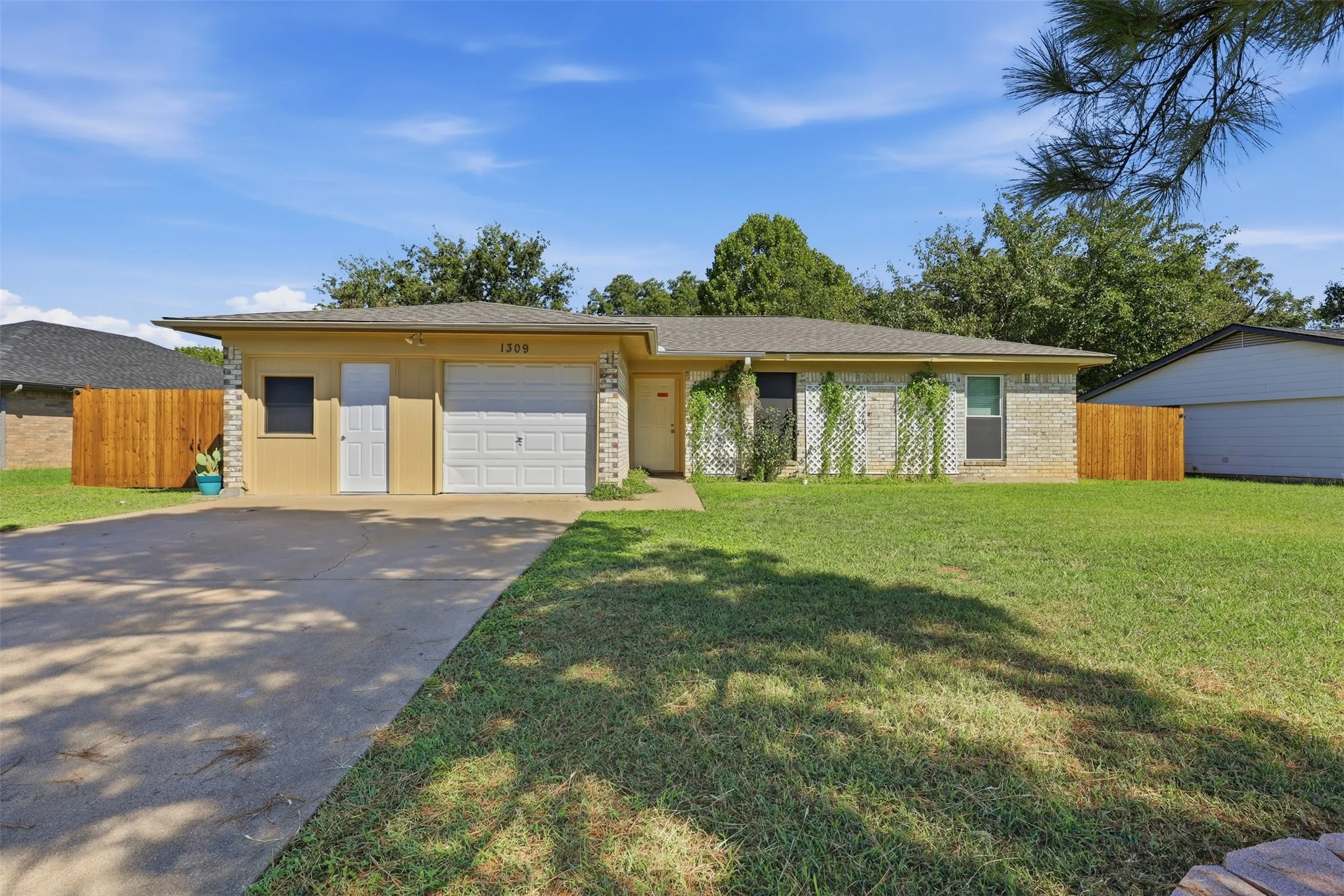 Single Family Residence For Sale in Johnson County , 1309 Berry Drive, Cleburne, Texas 76033, 4 Bedroom, 2 Bathroom, 1 Garage spaces, 1,483 Sqft, built in 1983, mls#21408737, Real Estate Agent in Cleburne, Homes For Sale in Johnson county, Homes For Sale in Cleburne, Realtor in Cleburne Texas, Real Estate Brokerage Independent Realty Texas, Luminita Cordes Realtor