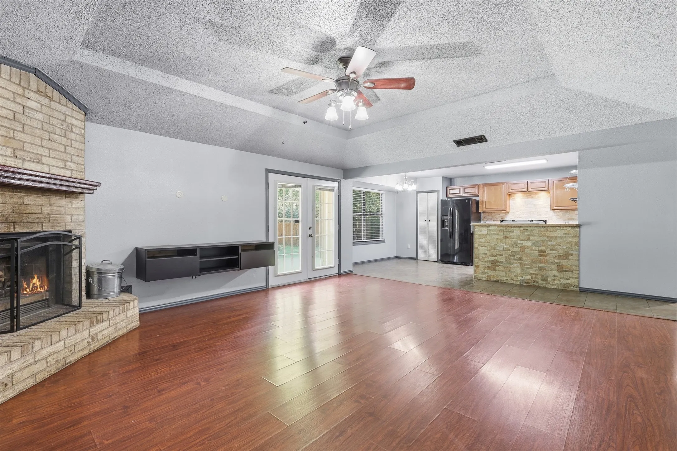 Single Family Residence For Sale in Johnson County , 1309 Berry Drive, Cleburne, Texas 76033, 4 Bedroom, 2 Bathroom, 1 Garage spaces, 1,483 Sqft, built in 1983, mls#21408737, Real Estate Agent in Cleburne, Homes For Sale in Johnson county, Homes For Sale in Cleburne, Realtor in Cleburne Texas, Real Estate Brokerage Independent Realty Texas, Luminita Cordes Realtor