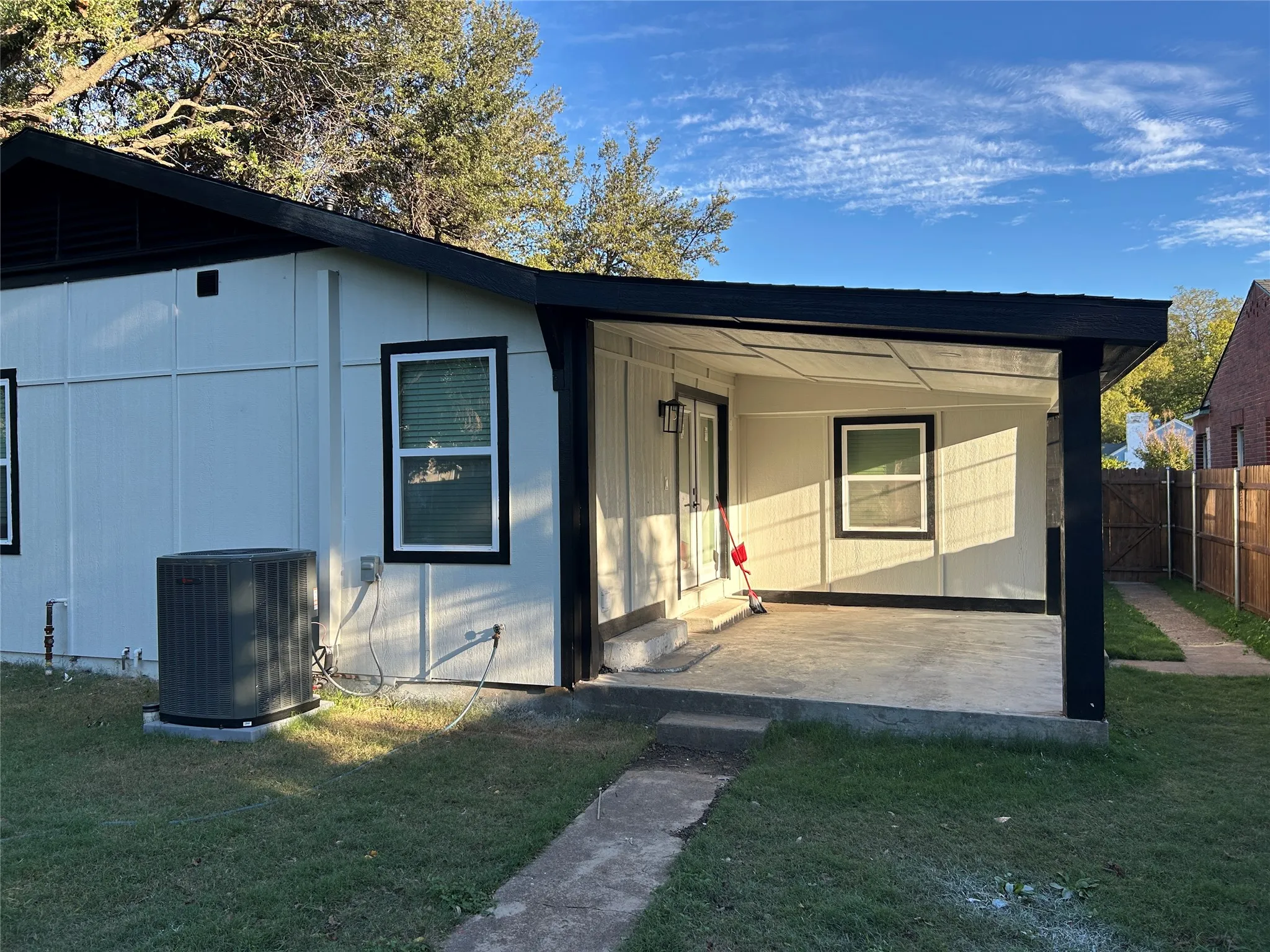 Single Family Residence For Rent in Dallas County , 2815 Hedgerow Drive, Dallas, Texas 75235, 4 Bedroom, 4 Bathroom, 1 Garage spaces, 1,860 Sqft, built in 1946, mls#21408758, Real Estate Agent in Dallas, Homes For Rent in Dallas county, Homes For Rent in Dallas, Realtor in Dallas Texas, Real Estate Brokerage Independent Realty Texas, Luminita Cordes Realtor