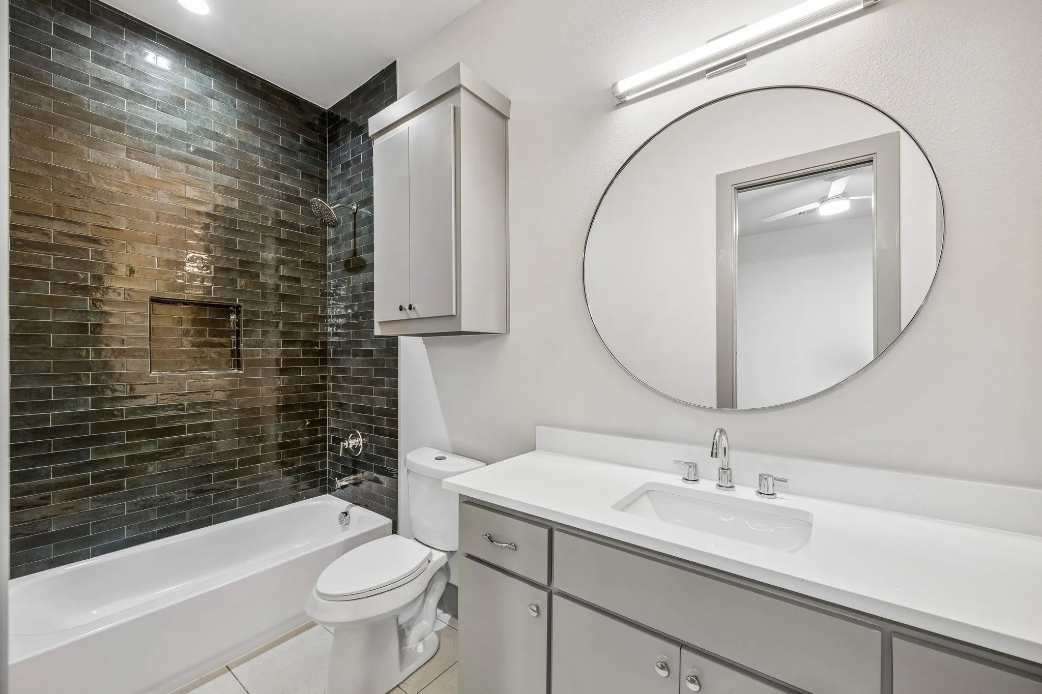 412 - guest bathroom