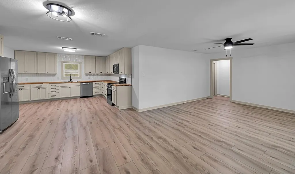 Single Family Residence For Sale in Bosque County , 903 E Avenue C, Valley Mills, Texas 76689, 4 Bedroom, 2 Bathroom, Garage spaces, 1,424 Sqft, built in 1950, mls#21408399, Real Estate Agent in Valley Mills, Homes For Sale in Bosque county, Homes For Sale in Valley Mills, Realtor in Valley Mills Texas, Real Estate Brokerage Independent Realty Texas, Luminita Cordes Realtor