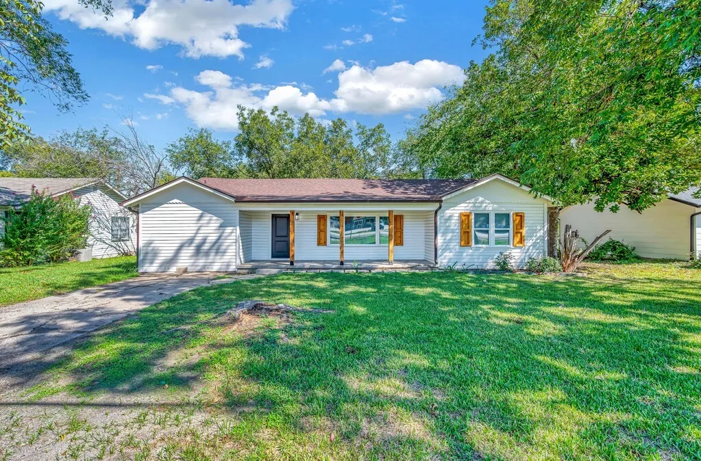 Single Family Residence For Sale in Bosque County , 903 E Avenue C, Valley Mills, Texas 76689, 4 Bedroom, 2 Bathroom, Garage spaces, 1,424 Sqft, built in 1950, mls#21408399, Real Estate Agent in Valley Mills, Homes For Sale in Bosque county, Homes For Sale in Valley Mills, Realtor in Valley Mills Texas, Real Estate Brokerage Independent Realty Texas, Luminita Cordes Realtor