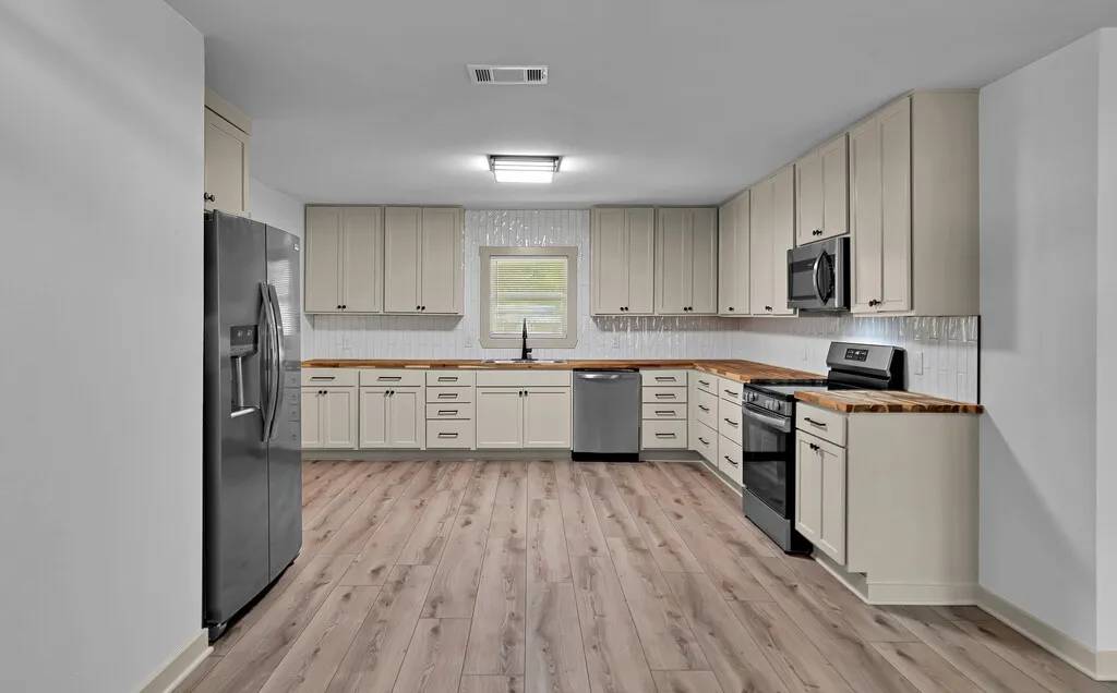 Single Family Residence For Sale in Bosque County , 903 E Avenue C, Valley Mills, Texas 76689, 4 Bedroom, 2 Bathroom, Garage spaces, 1,424 Sqft, built in 1950, mls#21408399, Real Estate Agent in Valley Mills, Homes For Sale in Bosque county, Homes For Sale in Valley Mills, Realtor in Valley Mills Texas, Real Estate Brokerage Independent Realty Texas, Luminita Cordes Realtor