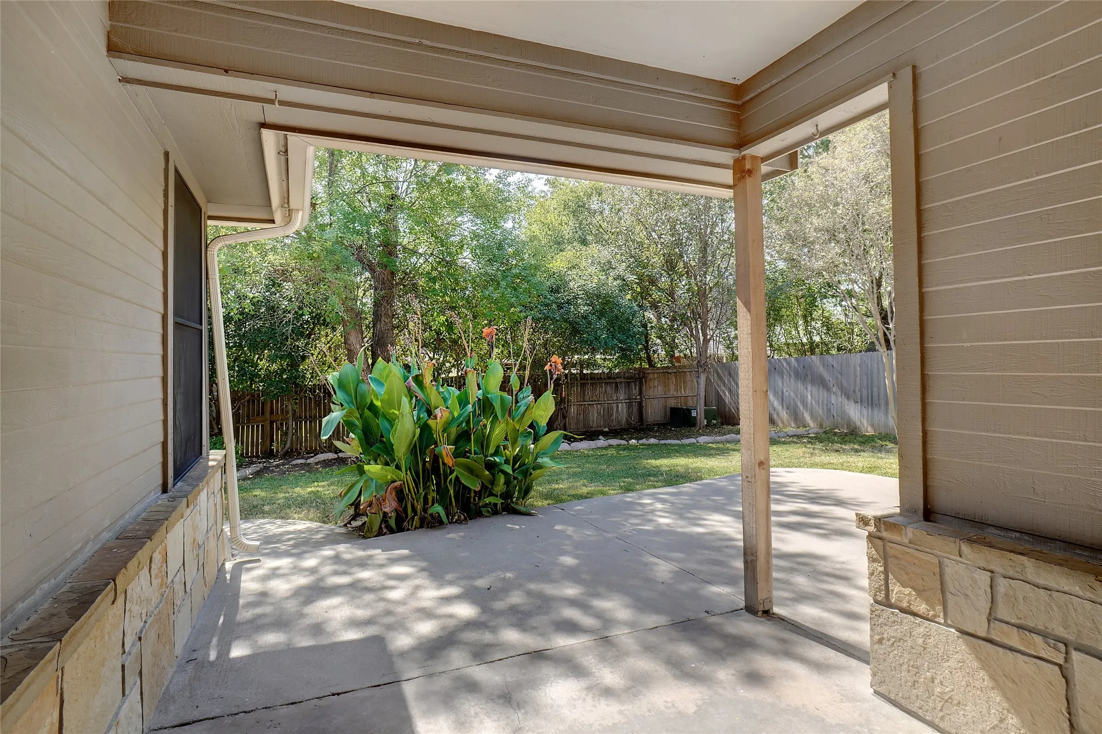 Single Family Residence For Rent in Tarrant County , 1109 W Hills Terrace, Saginaw, Texas 76179, 3 Bedroom, 2 Bathroom, 2 Garage spaces, 1,448 Sqft, built in 1987, mls#21408769, Real Estate Agent in Saginaw, Homes For Rent in Tarrant county, Homes For Rent in Saginaw, Realtor in Saginaw Texas, Real Estate Brokerage Independent Realty Texas, Luminita Cordes Realtor