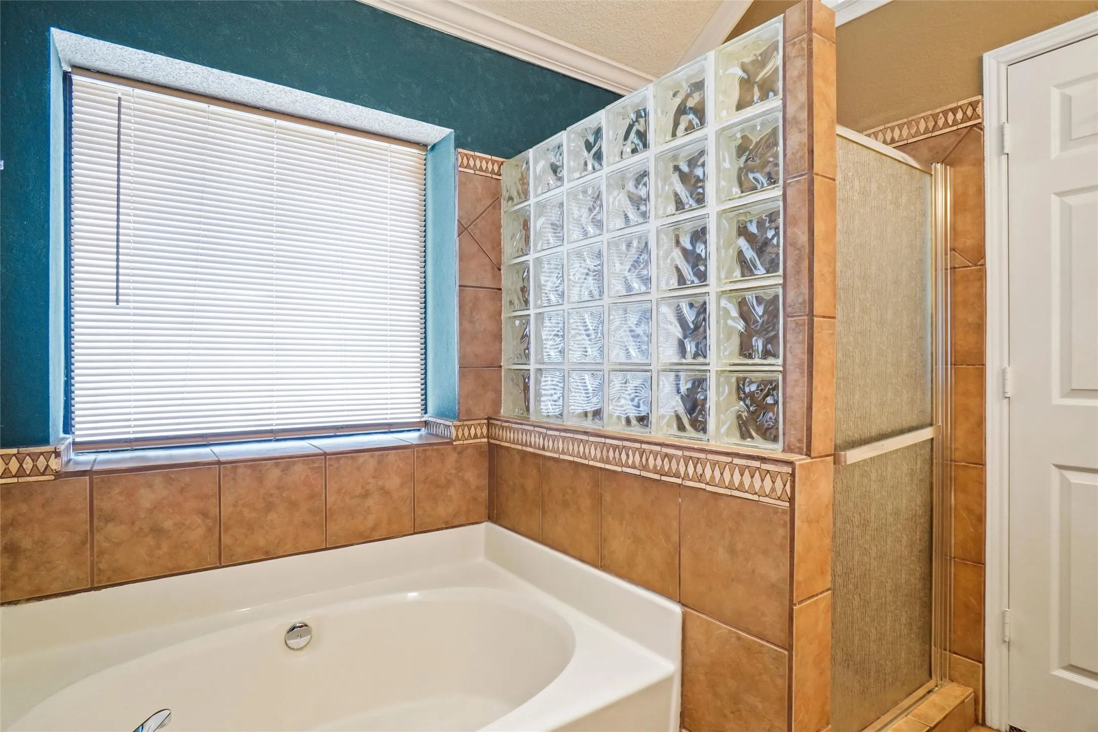Single Family Residence For Rent in Tarrant County , 1109 W Hills Terrace, Saginaw, Texas 76179, 3 Bedroom, 2 Bathroom, 2 Garage spaces, 1,448 Sqft, built in 1987, mls#21408769, Real Estate Agent in Saginaw, Homes For Rent in Tarrant county, Homes For Rent in Saginaw, Realtor in Saginaw Texas, Real Estate Brokerage Independent Realty Texas, Luminita Cordes Realtor