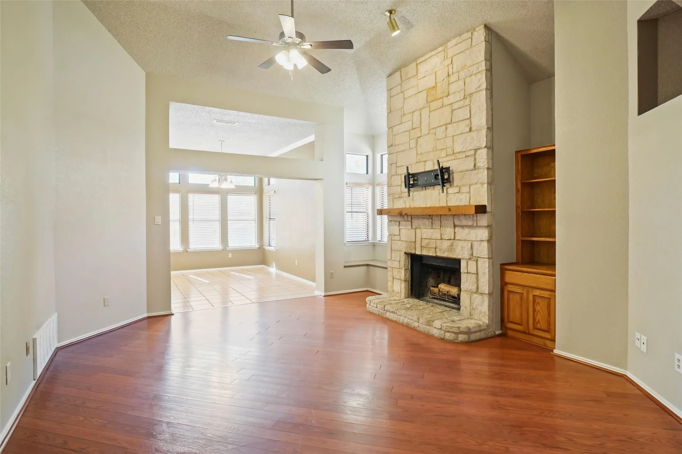 Single Family Residence For Rent in Tarrant County , 1109 W Hills Terrace, Saginaw, Texas 76179, 3 Bedroom, 2 Bathroom, 2 Garage spaces, 1,448 Sqft, built in 1987, mls#21408769, Real Estate Agent in Saginaw, Homes For Rent in Tarrant county, Homes For Rent in Saginaw, Realtor in Saginaw Texas, Real Estate Brokerage Independent Realty Texas, Luminita Cordes Realtor