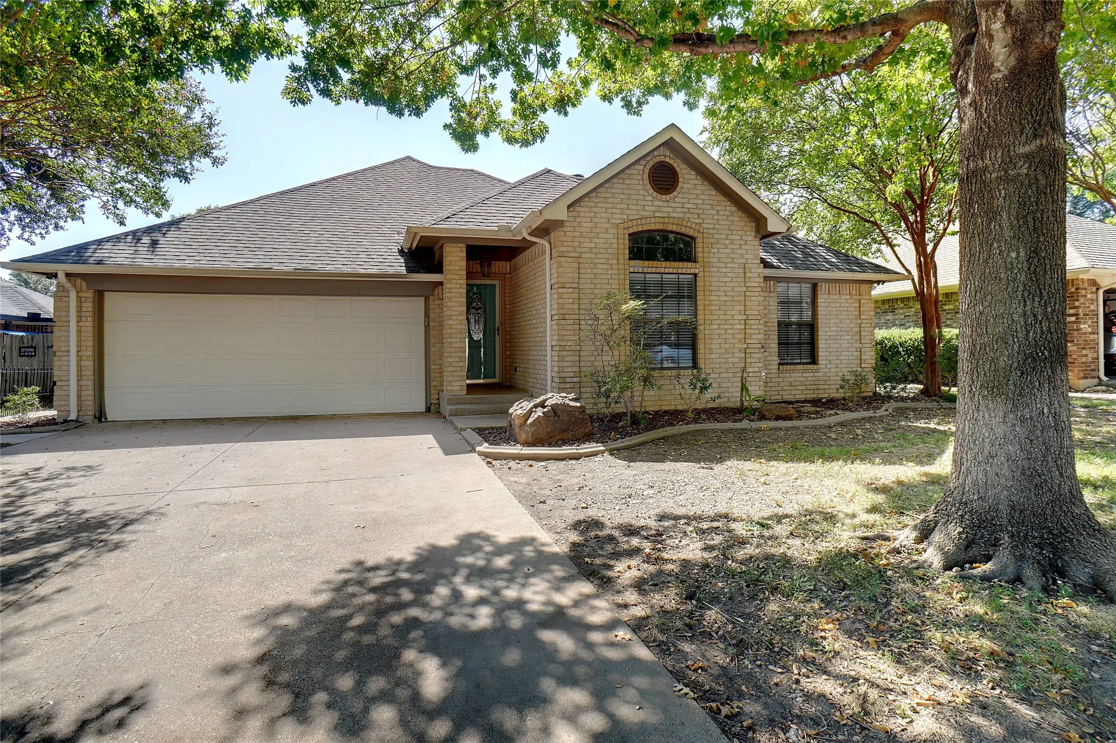 Single Family Residence For Rent in Tarrant County , 1109 W Hills Terrace, Saginaw, Texas 76179, 3 Bedroom, 2 Bathroom, 2 Garage spaces, 1,448 Sqft, built in 1987, mls#21408769, Real Estate Agent in Saginaw, Homes For Rent in Tarrant county, Homes For Rent in Saginaw, Realtor in Saginaw Texas, Real Estate Brokerage Independent Realty Texas, Luminita Cordes Realtor