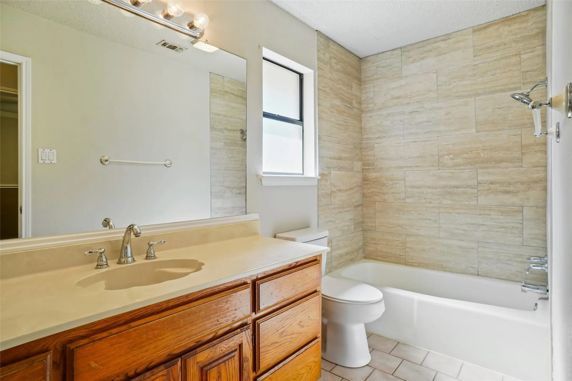 Single Family Residence For Rent in Tarrant County , 1109 W Hills Terrace, Saginaw, Texas 76179, 3 Bedroom, 2 Bathroom, 2 Garage spaces, 1,448 Sqft, built in 1987, mls#21408769, Real Estate Agent in Saginaw, Homes For Rent in Tarrant county, Homes For Rent in Saginaw, Realtor in Saginaw Texas, Real Estate Brokerage Independent Realty Texas, Luminita Cordes Realtor