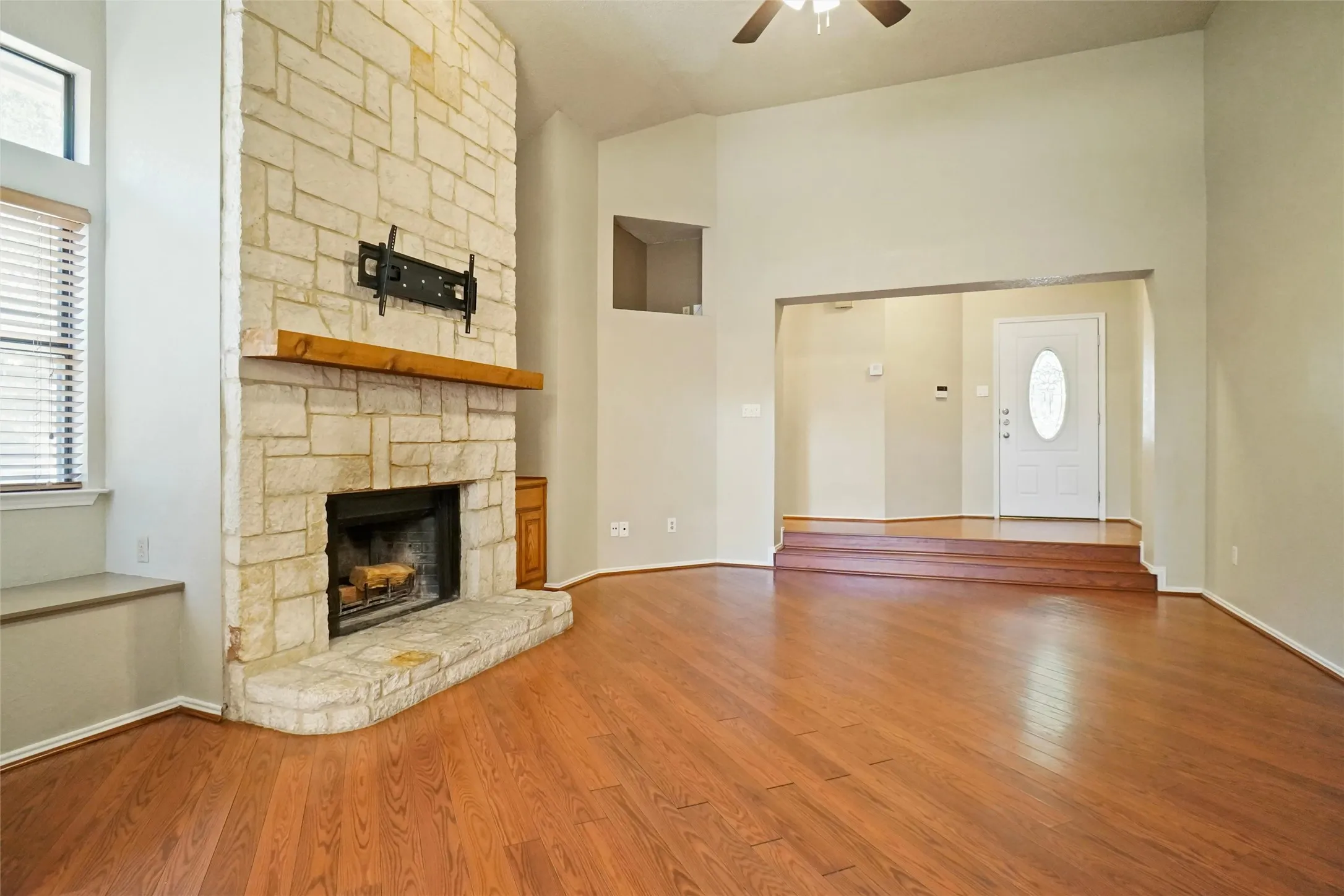 Single Family Residence For Rent in Tarrant County , 1109 W Hills Terrace, Saginaw, Texas 76179, 3 Bedroom, 2 Bathroom, 2 Garage spaces, 1,448 Sqft, built in 1987, mls#21408769, Real Estate Agent in Saginaw, Homes For Rent in Tarrant county, Homes For Rent in Saginaw, Realtor in Saginaw Texas, Real Estate Brokerage Independent Realty Texas, Luminita Cordes Realtor