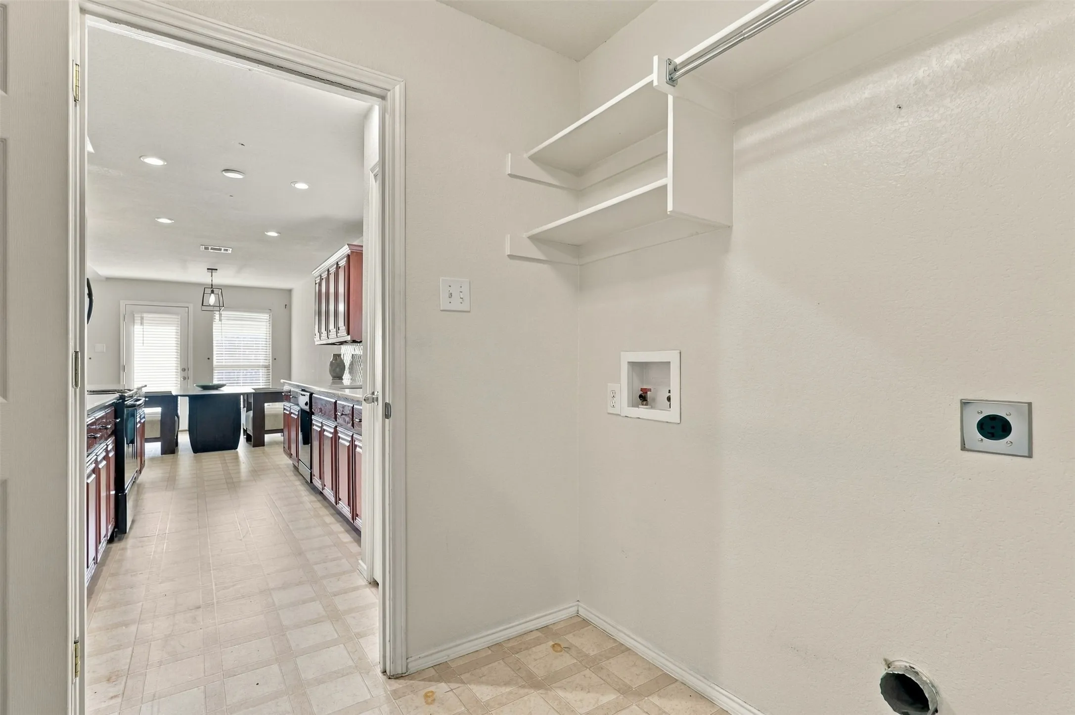 Single Family Residence For Sale in Tarrant County , 2325 Wakecrest Drive, Fort Worth, Texas 76108, 3 Bedroom, 2 Bathroom, 2 Garage spaces, 1,625 Sqft, built in 2008, mls#21408726, Real Estate Agent in Fort Worth, Homes For Sale in Tarrant county, Homes For Sale in Fort Worth, Realtor in Fort Worth Texas, Real Estate Brokerage Independent Realty Texas, Luminita Cordes Realtor