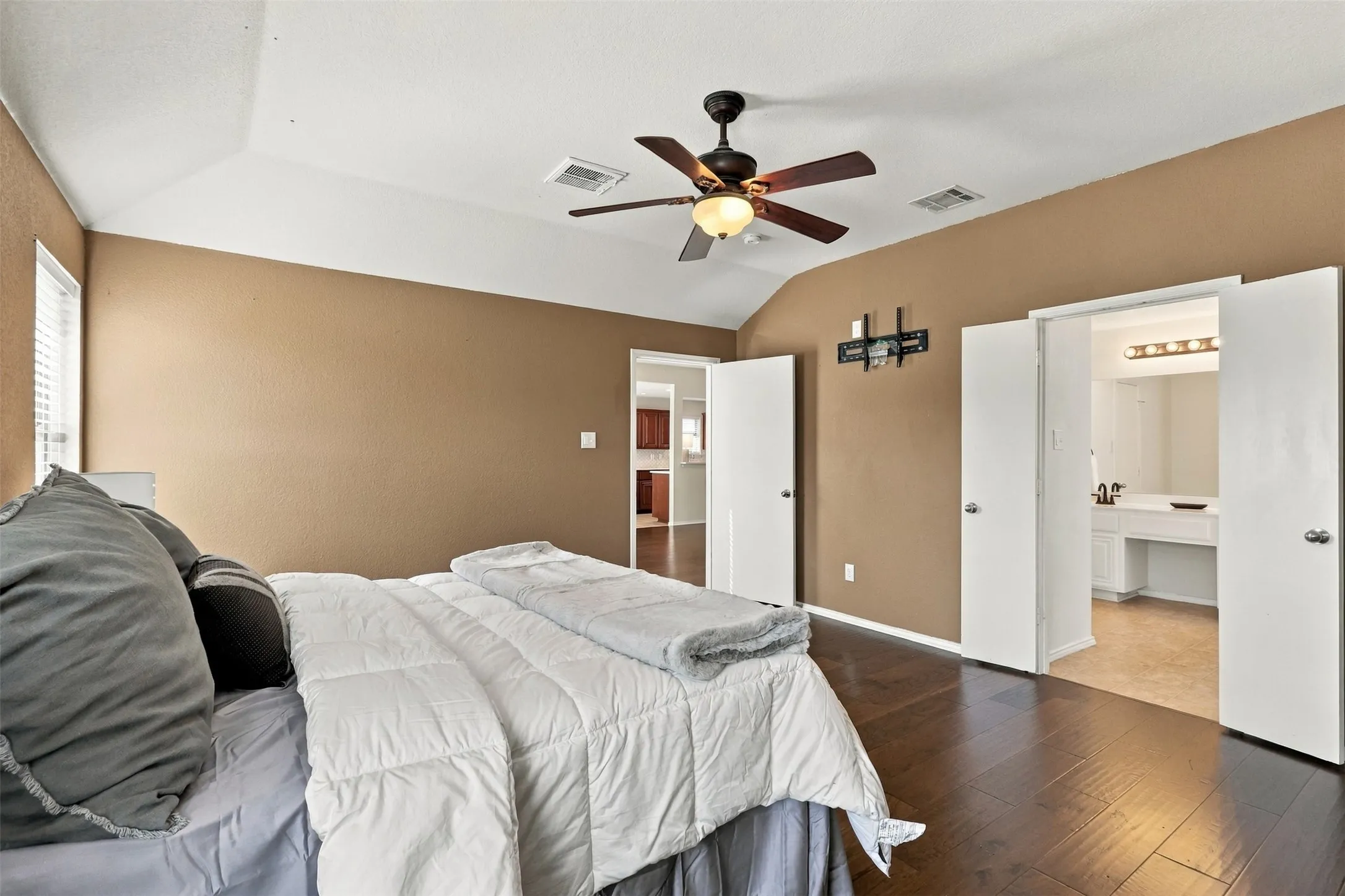 Single Family Residence For Sale in Tarrant County , 2325 Wakecrest Drive, Fort Worth, Texas 76108, 3 Bedroom, 2 Bathroom, 2 Garage spaces, 1,625 Sqft, built in 2008, mls#21408726, Real Estate Agent in Fort Worth, Homes For Sale in Tarrant county, Homes For Sale in Fort Worth, Realtor in Fort Worth Texas, Real Estate Brokerage Independent Realty Texas, Luminita Cordes Realtor