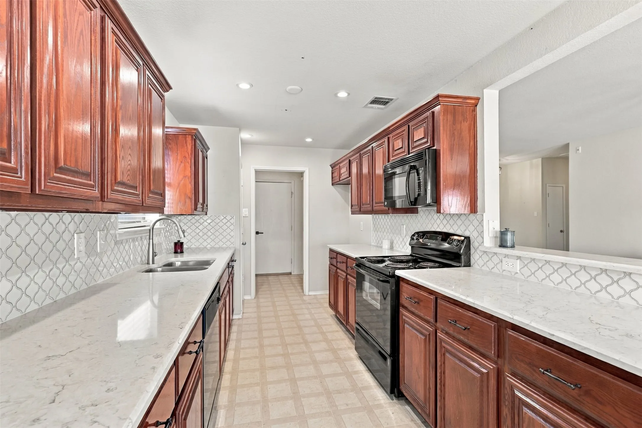 Single Family Residence For Sale in Tarrant County , 2325 Wakecrest Drive, Fort Worth, Texas 76108, 3 Bedroom, 2 Bathroom, 2 Garage spaces, 1,625 Sqft, built in 2008, mls#21408726, Real Estate Agent in Fort Worth, Homes For Sale in Tarrant county, Homes For Sale in Fort Worth, Realtor in Fort Worth Texas, Real Estate Brokerage Independent Realty Texas, Luminita Cordes Realtor