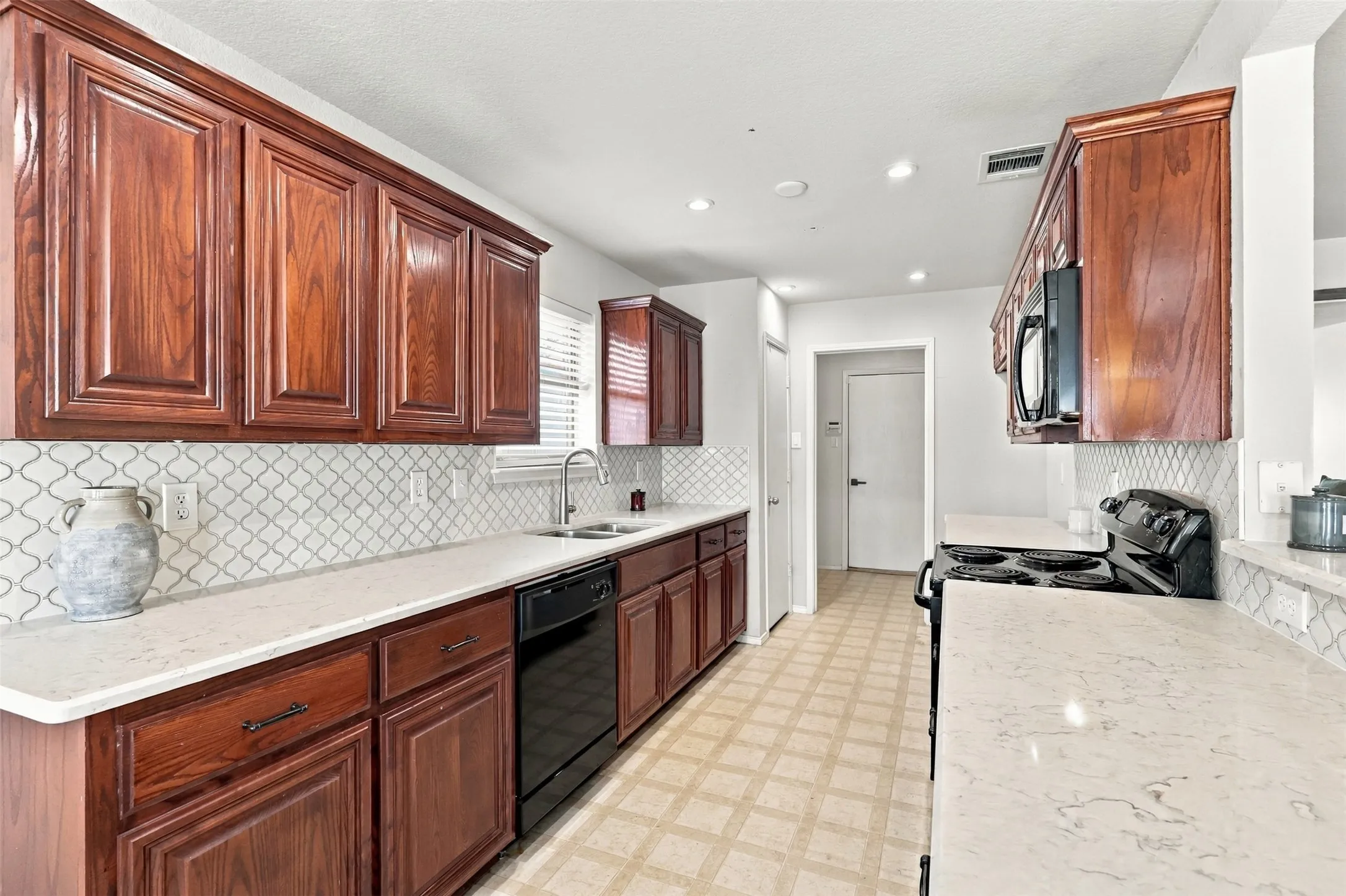 Single Family Residence For Sale in Tarrant County , 2325 Wakecrest Drive, Fort Worth, Texas 76108, 3 Bedroom, 2 Bathroom, 2 Garage spaces, 1,625 Sqft, built in 2008, mls#21408726, Real Estate Agent in Fort Worth, Homes For Sale in Tarrant county, Homes For Sale in Fort Worth, Realtor in Fort Worth Texas, Real Estate Brokerage Independent Realty Texas, Luminita Cordes Realtor