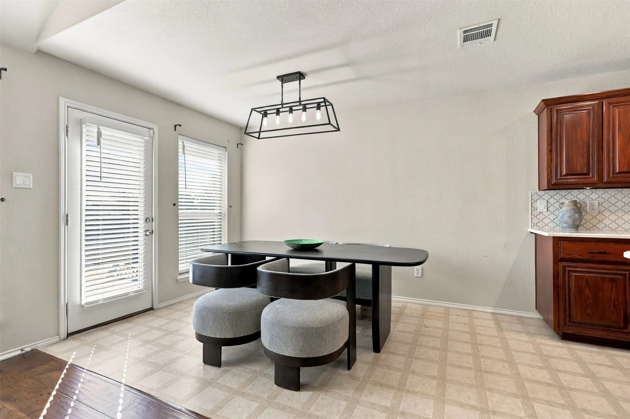 Single Family Residence For Sale in Tarrant County , 2325 Wakecrest Drive, Fort Worth, Texas 76108, 3 Bedroom, 2 Bathroom, 2 Garage spaces, 1,625 Sqft, built in 2008, mls#21408726, Real Estate Agent in Fort Worth, Homes For Sale in Tarrant county, Homes For Sale in Fort Worth, Realtor in Fort Worth Texas, Real Estate Brokerage Independent Realty Texas, Luminita Cordes Realtor