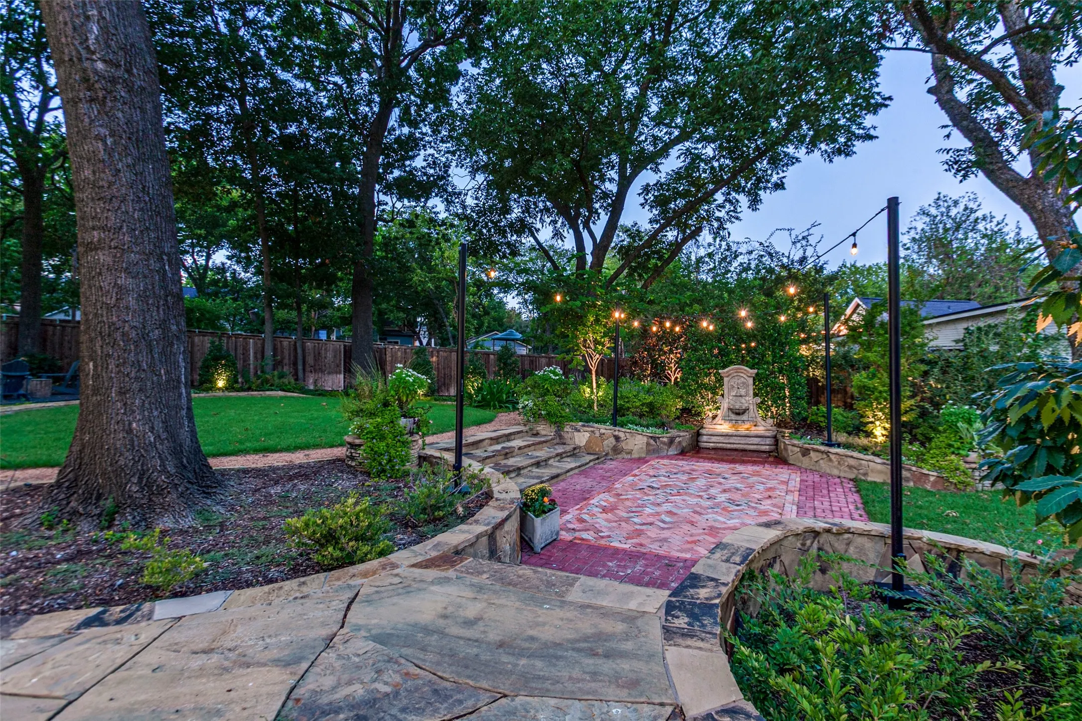 Outdoor dining area with fountain and lighting