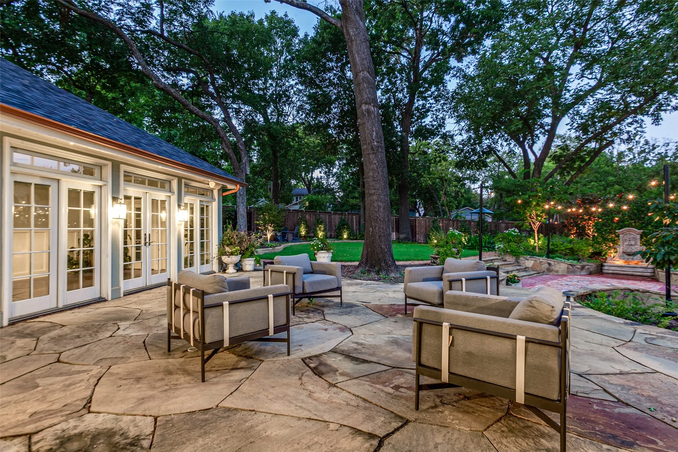 Backyard patio with views of the garden, equipped with Sonos speakers for outdoor audio