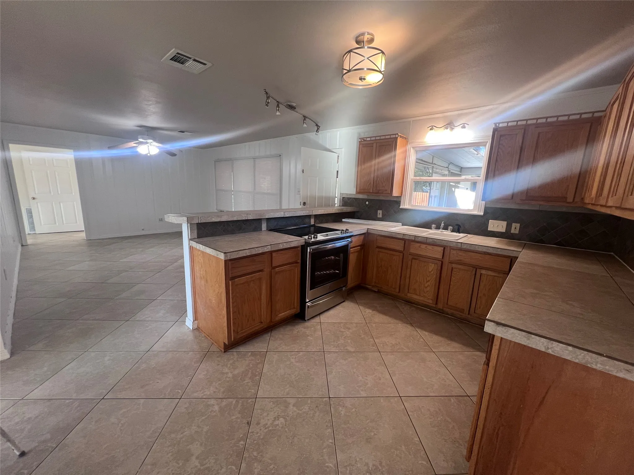 Single Family Residence For Rent in Mc Lennan County , 3215 Pine Avenue, Waco, Texas 76708, 3 Bedroom, 2 Bathroom, Garage spaces, 2,262 Sqft, built in 1954, mls#21408775, Real Estate Agent in Waco, Homes For Rent in Mc Lennan county, Homes For Rent in Waco, Realtor in Waco Texas, Real Estate Brokerage Independent Realty Texas, Luminita Cordes Realtor