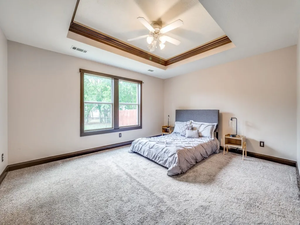 Tray ceiling with decorative molding and a ceiling fan