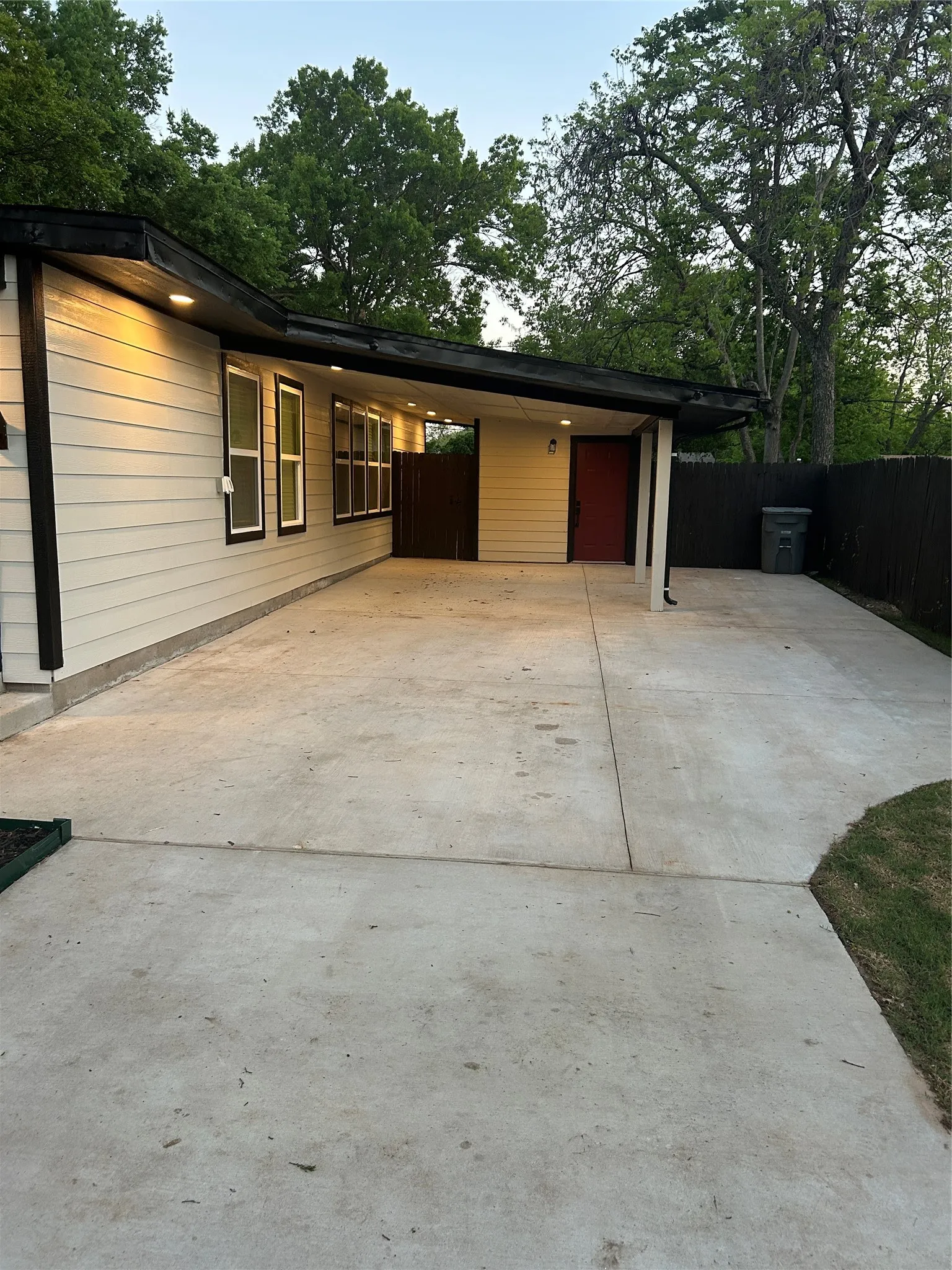 Single Family Residence For Rent in Dallas County , 10312 Desdemona Drive, Dallas, Texas 75228, 4 Bedroom, 3 Bathroom, Garage spaces, 1,800 Sqft, built in 1952, mls#21408781, Real Estate Agent in Dallas, Homes For Rent in Dallas county, Homes For Rent in Dallas, Realtor in Dallas Texas, Real Estate Brokerage Independent Realty Texas, Luminita Cordes Realtor