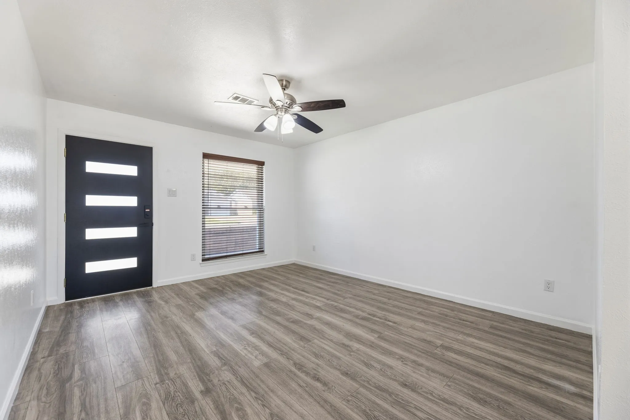 Single Family Residence For Sale in Dallas County , 206 Rockaway Drive, Duncanville, Texas 75116, 3 Bedroom, 2 Bathroom, 1 Garage spaces, 1,148 Sqft, built in 1965, mls#21408701, Real Estate Agent in Duncanville, Homes For Sale in Dallas county, Homes For Sale in Duncanville, Realtor in Duncanville Texas, Real Estate Brokerage Independent Realty Texas, Luminita Cordes Realtor