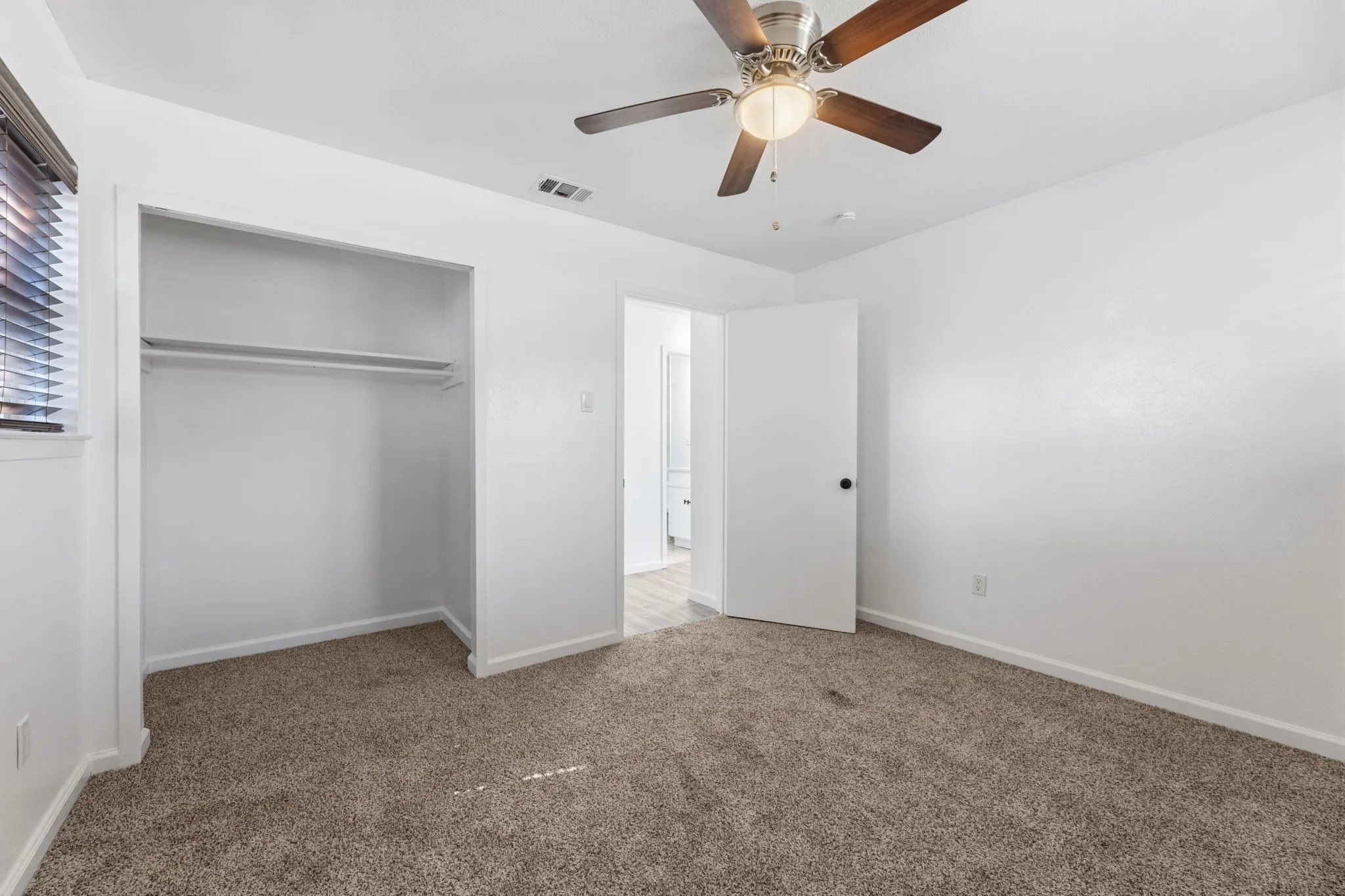 Single Family Residence For Sale in Dallas County , 206 Rockaway Drive, Duncanville, Texas 75116, 3 Bedroom, 2 Bathroom, 1 Garage spaces, 1,148 Sqft, built in 1965, mls#21408701, Real Estate Agent in Duncanville, Homes For Sale in Dallas county, Homes For Sale in Duncanville, Realtor in Duncanville Texas, Real Estate Brokerage Independent Realty Texas, Luminita Cordes Realtor