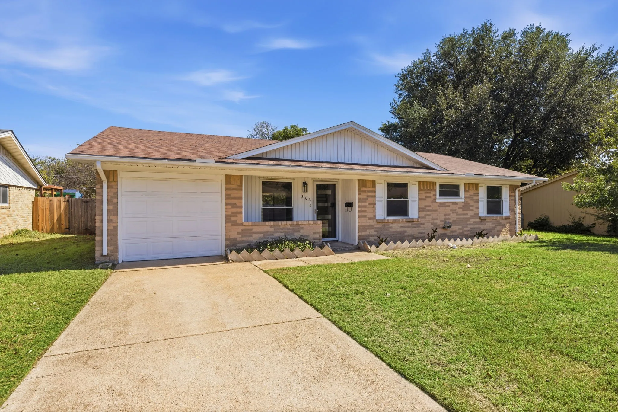 Single Family Residence For Sale in Dallas County , 206 Rockaway Drive, Duncanville, Texas 75116, 3 Bedroom, 2 Bathroom, 1 Garage spaces, 1,148 Sqft, built in 1965, mls#21408701, Real Estate Agent in Duncanville, Homes For Sale in Dallas county, Homes For Sale in Duncanville, Realtor in Duncanville Texas, Real Estate Brokerage Independent Realty Texas, Luminita Cordes Realtor