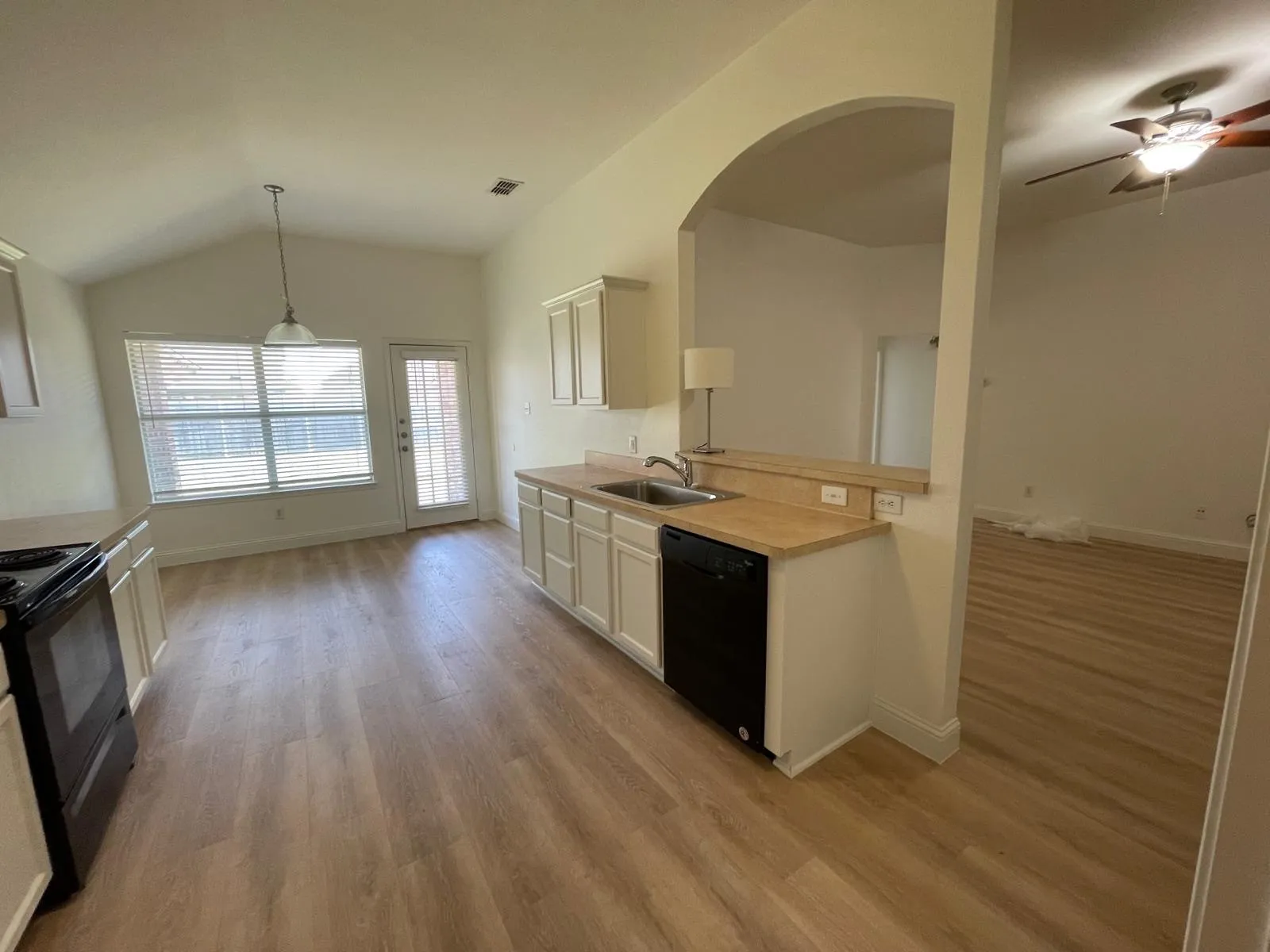 Single Family Residence For Rent in Denton County , 2049 Sunny Side Drive, Little Elm, Texas 75068, 4 Bedroom, 2 Bathroom, 2 Garage spaces, 1,502 Sqft, built in 2006, mls#21408783, Real Estate Agent in Little Elm, Homes For Rent in Denton county, Homes For Rent in Little Elm, Realtor in Little Elm Texas, Real Estate Brokerage Independent Realty Texas, Luminita Cordes Realtor